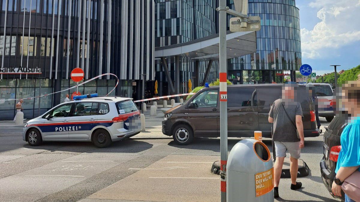 Nach dem Raubüberfall konnte ein Tatverdächtiger festgenommen werden. Symbol- und Archivbild eines Bankraubs.