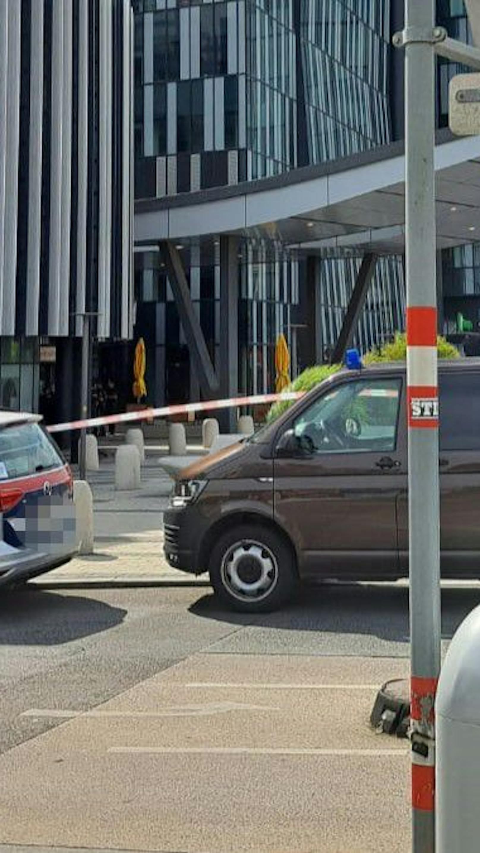 "Bombe hineinwerfen" – Polizei sperrt Bank in Wien ab