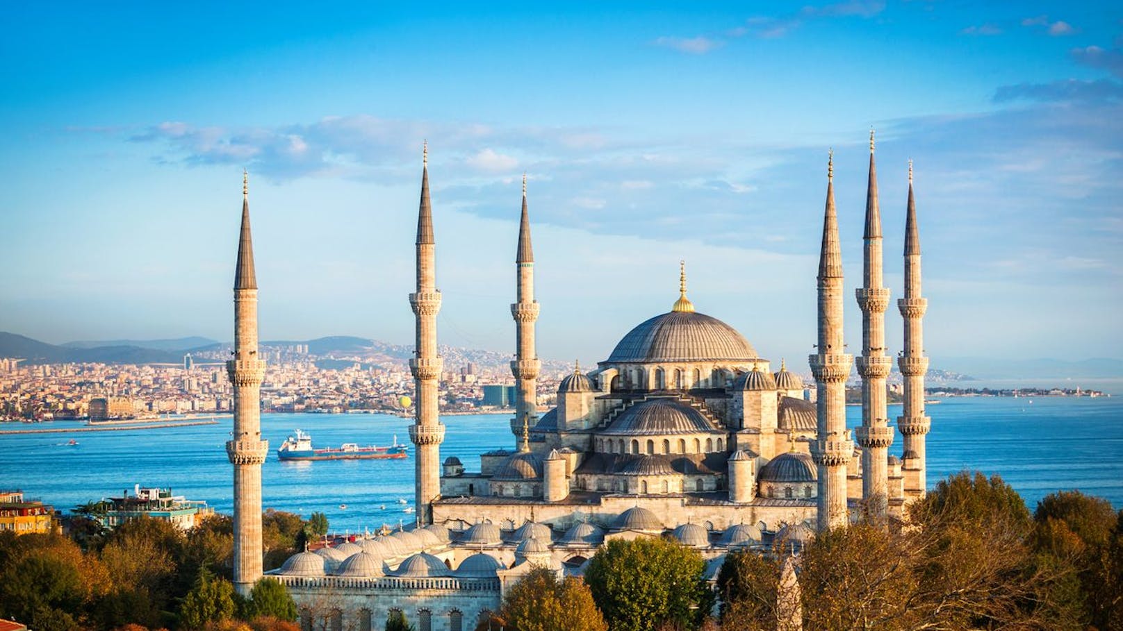 <strong>Platz 7: Bezirk Sultanahmet, Istanbul (Türkei):</strong> Der Stadtteil Sultanahmet ist vor allem für die imposante Blaue Moschee bekannt. Aber auch der angrenzende Sultan-Ahmed-Platz sowie viele Geschäfte, Hotels und traditionelle Restaurants locken viele Touristinnen und Touristen an.