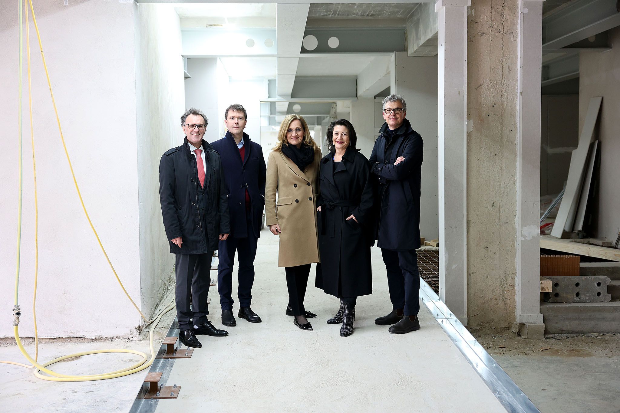 Die Dachgleiche im Fotoarsenal mit Veronica Kaup-Hasler und Andrea Mayer.
