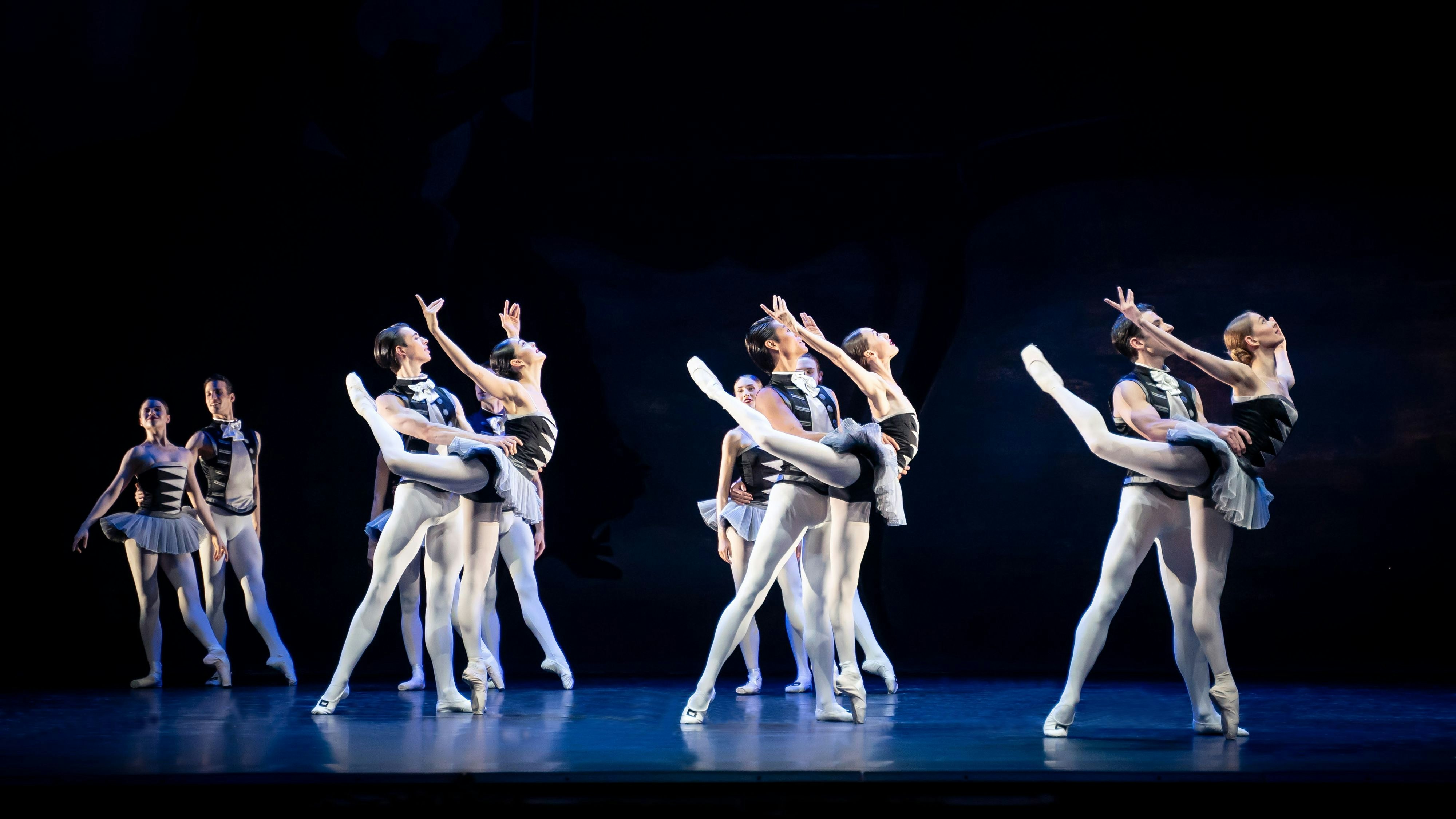 Szenenbild von "Jeunehomme" mit den Kostümen von Lagerfeld.