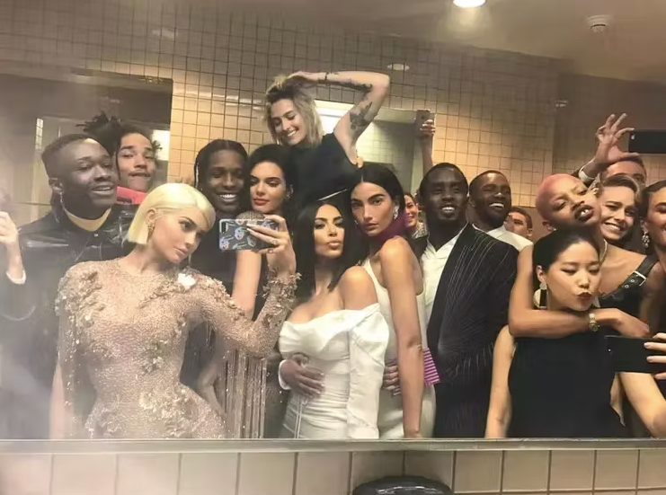 Kylie Jenner hat 2017 gegen Wintours Selfie-Regel verstoßen.