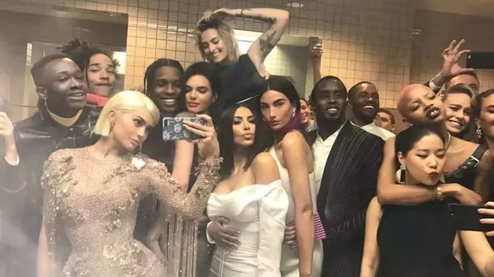 Kylie Jenner hat gegen Wintours Selfie-Regel verstoßen.