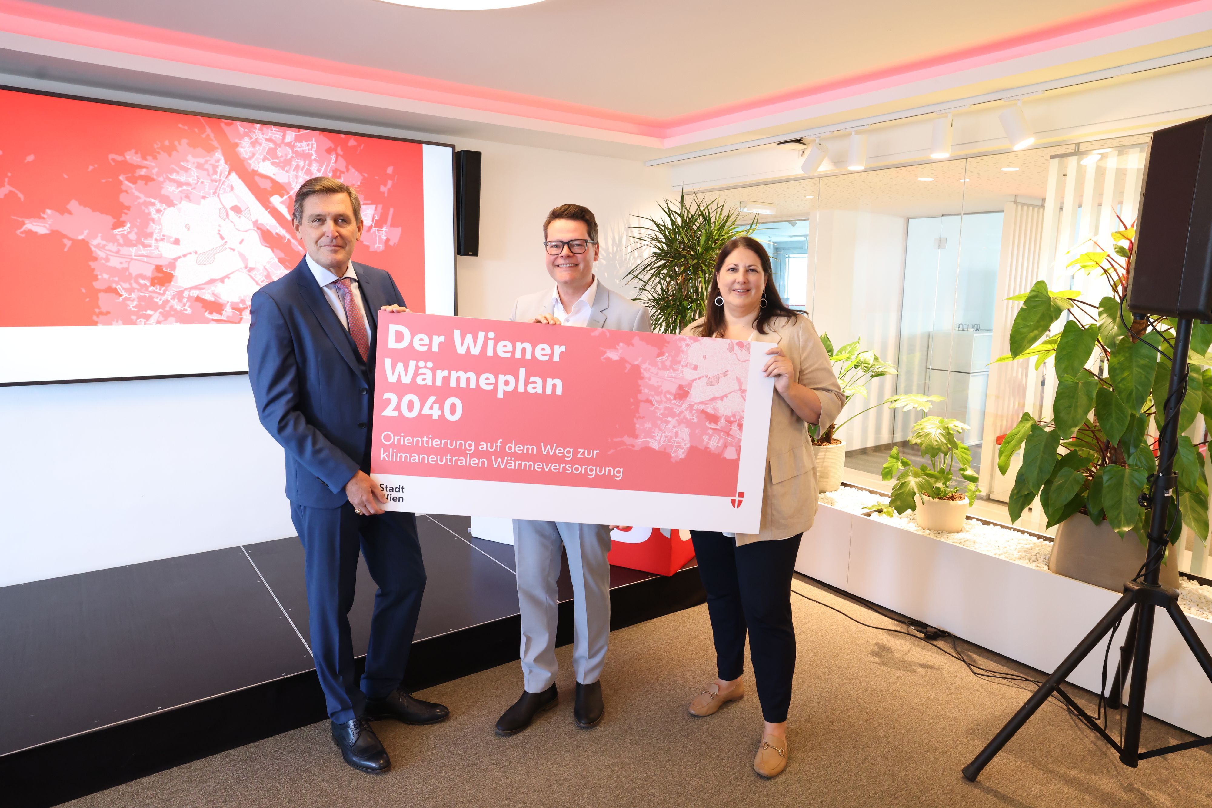Wirtschaftsstadtrat Peter Hanke, Klimastadtrat Jürgen Czernohorszky und Wohnbaustadträtin Kathrin Gaál (alle SPÖ) präsentierten am Montag den 