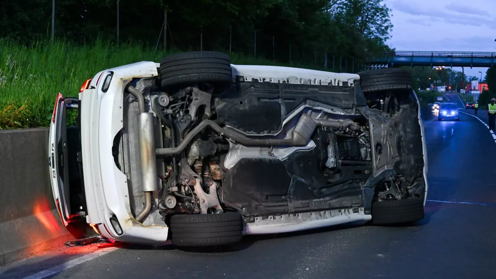 Am Sonntag, 5. Mai, ereignete sich gegen 19:30 Uhr ein Verkehrsunfall auf der B139 im Gemeindegebiet von Pasching, dessen Ursache noch unbekannt ist. Ein Fahrzeug kam dabei von der Straße ab und überschlug sich. Eine Person wurde dabei verletzt und musste vom Rettungsdienst versorgt werden.