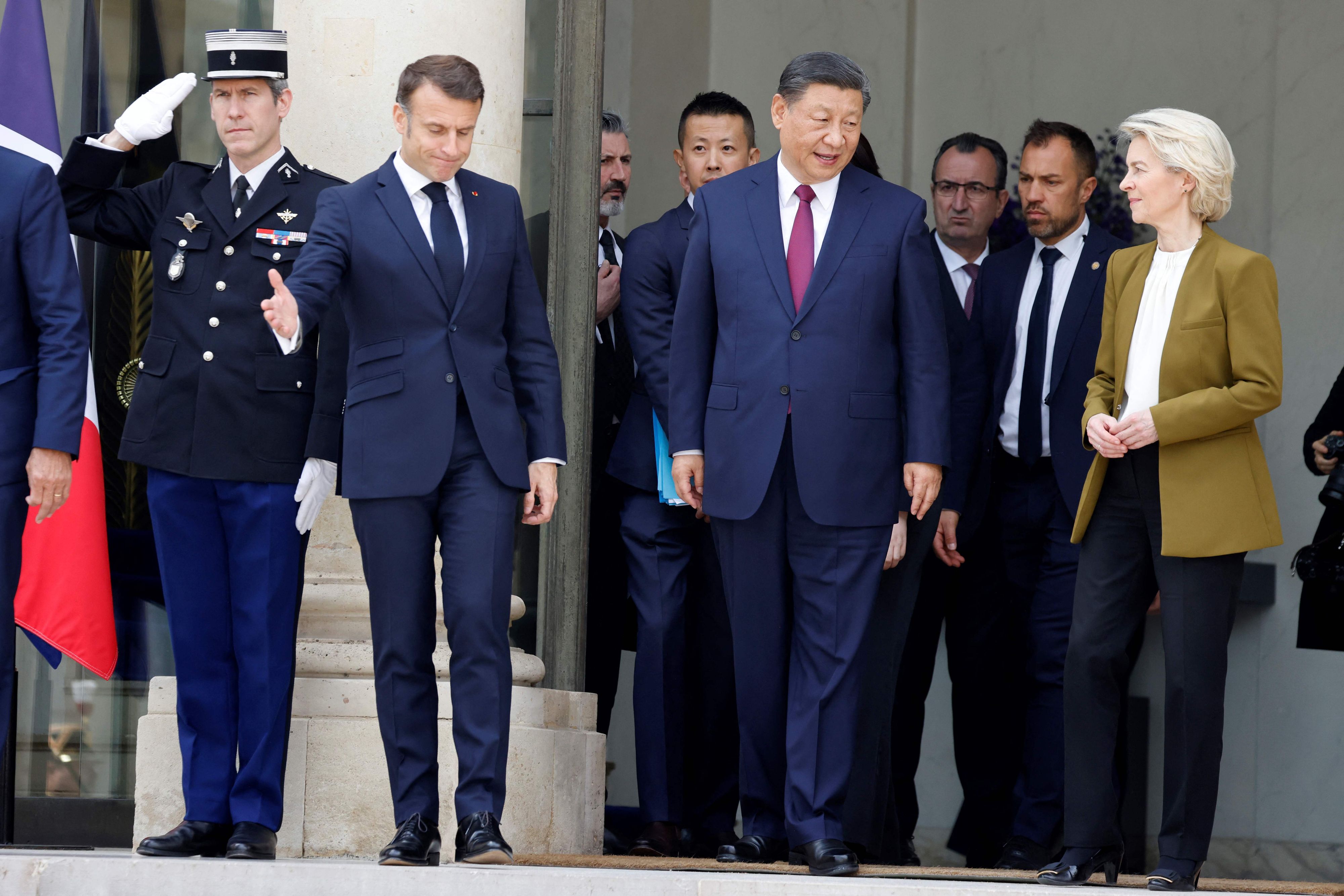 Frankreichs Präsident Emmanuel Macron hat den chinesischen Präsidenten Xi Jinping und EU-Kommissionspräsidentin Ursula von der Leyen in Paris für ein trilaterales Treffen empfangen.