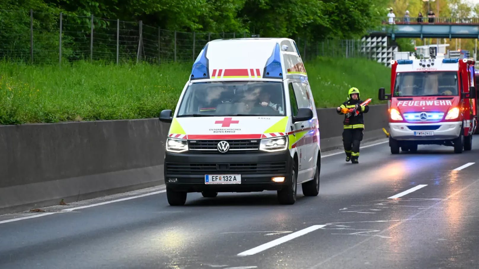 Am Sonntag, 5. Mai, ereignete sich gegen 19:30 Uhr ein Verkehrsunfall auf der B139 im Gemeindegebiet von Pasching, dessen Ursache noch unbekannt ist. Ein Fahrzeug kam dabei von der Straße ab und überschlug sich. Eine Person wurde dabei verletzt und musste vom Rettungsdienst versorgt werden.