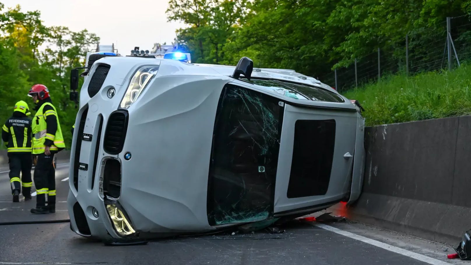 Am Sonntag, 5. Mai, ereignete sich gegen 19:30 Uhr ein Verkehrsunfall auf der B139 im Gemeindegebiet von Pasching, dessen Ursache noch unbekannt ist. Ein Fahrzeug kam dabei von der Straße ab und überschlug sich. Eine Person wurde dabei verletzt und musste vom Rettungsdienst versorgt werden.