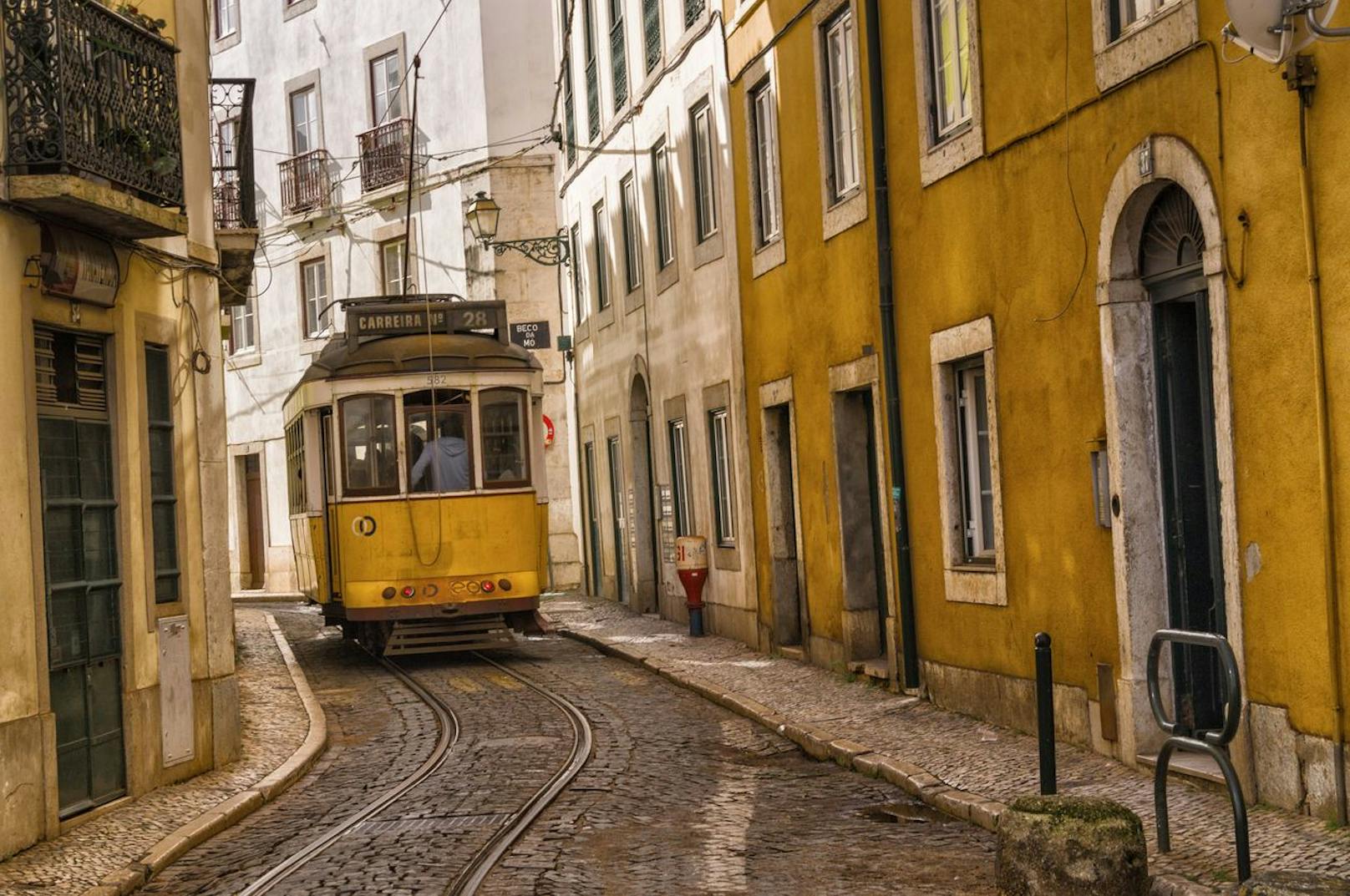 <strong>Lissabon, Portugal</strong> - Schätzungsweise 60 Prozent der Wohnungen in Lissabon werden laut "Fodor's" inzwischen als Ferienunterkünfte vermietet. Dies führt zu einem geringeren Bestand an Langzeitvermietungen und treibt die Kosten in die Höhe. Seit 2013 hat die Stadt demnach etwa 30 Prozent ihrer Einwohner verloren.