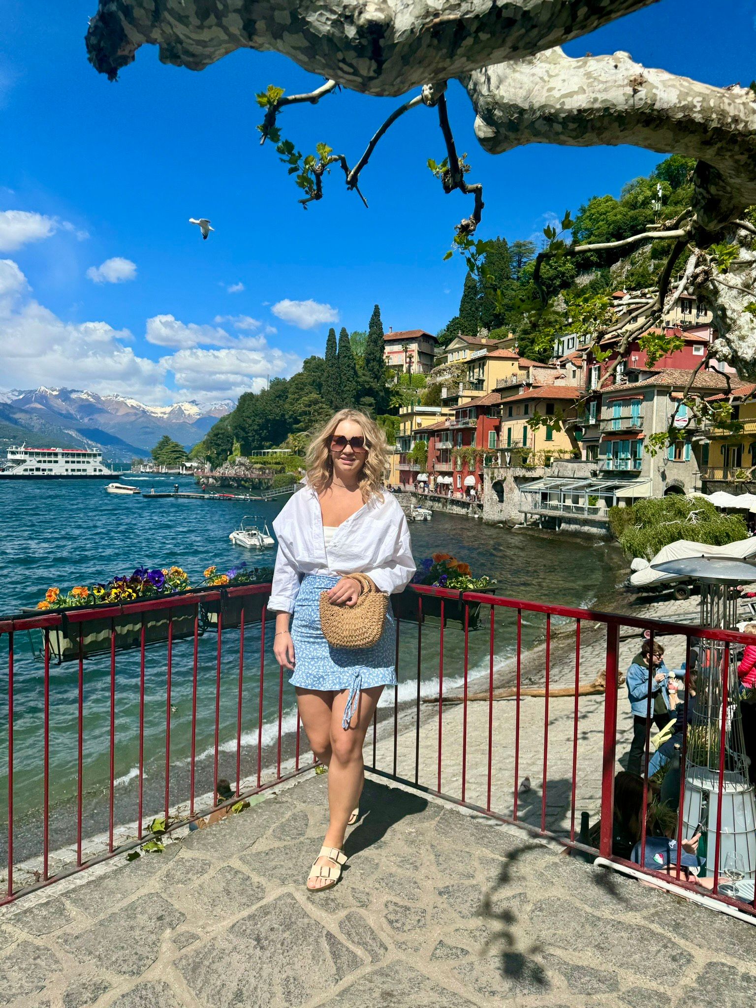 Dagmara Kedzierska aus Manchester genießt das Panorama nach dem Mittagessen am Comer See