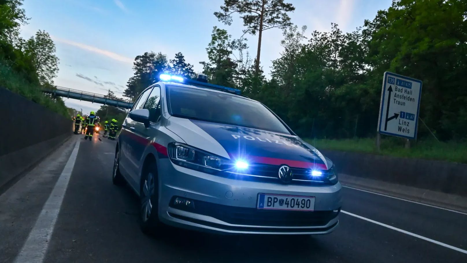 Am Sonntag, 5. Mai, ereignete sich gegen 19:30 Uhr ein Verkehrsunfall auf der B139 im Gemeindegebiet von Pasching, dessen Ursache noch unbekannt ist. Ein Fahrzeug kam dabei von der Straße ab und überschlug sich. Eine Person wurde dabei verletzt und musste vom Rettungsdienst versorgt werden.