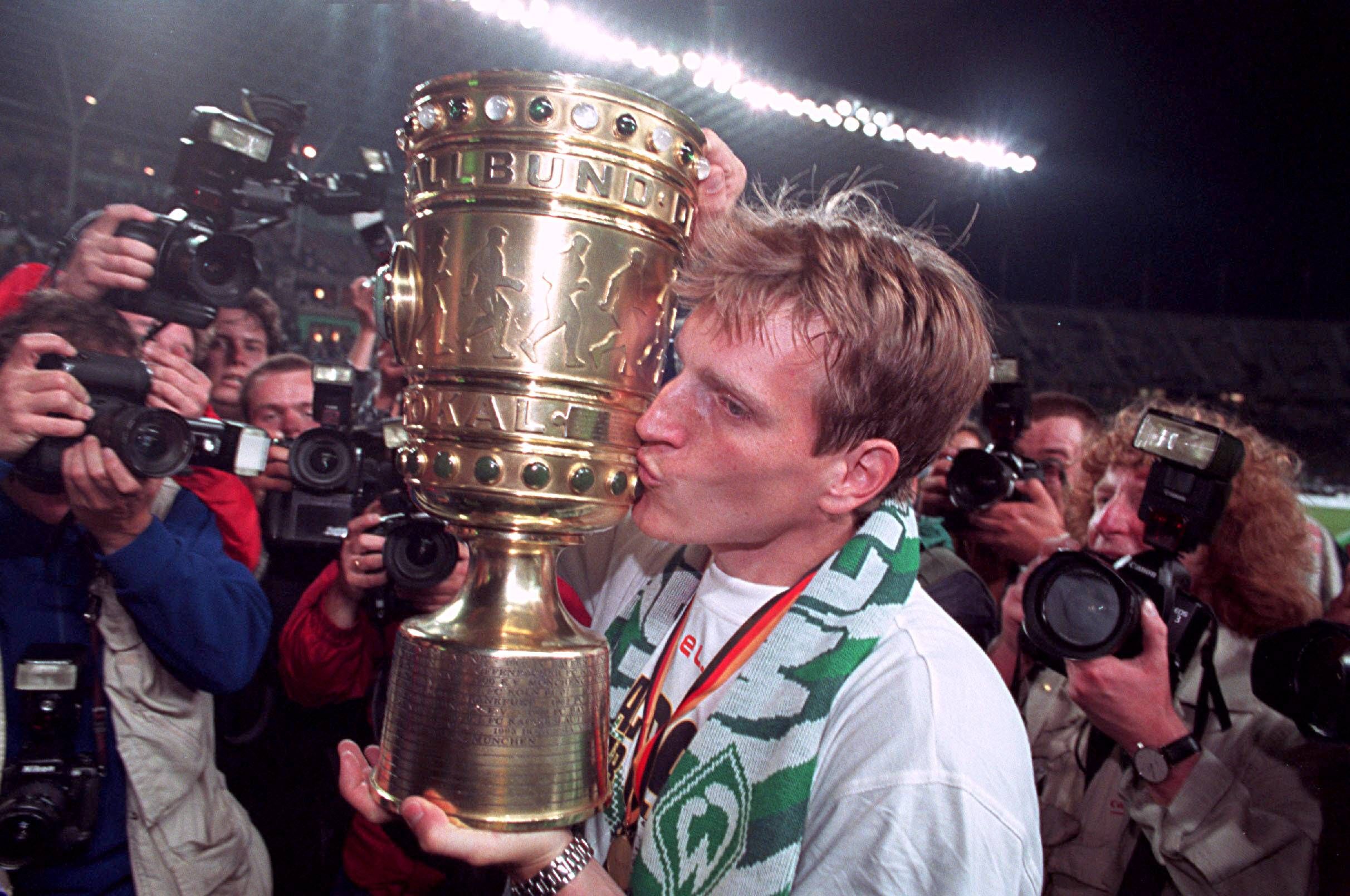 Herzog küsste als Bremen-Spieler den DFB-Pokal 1999.