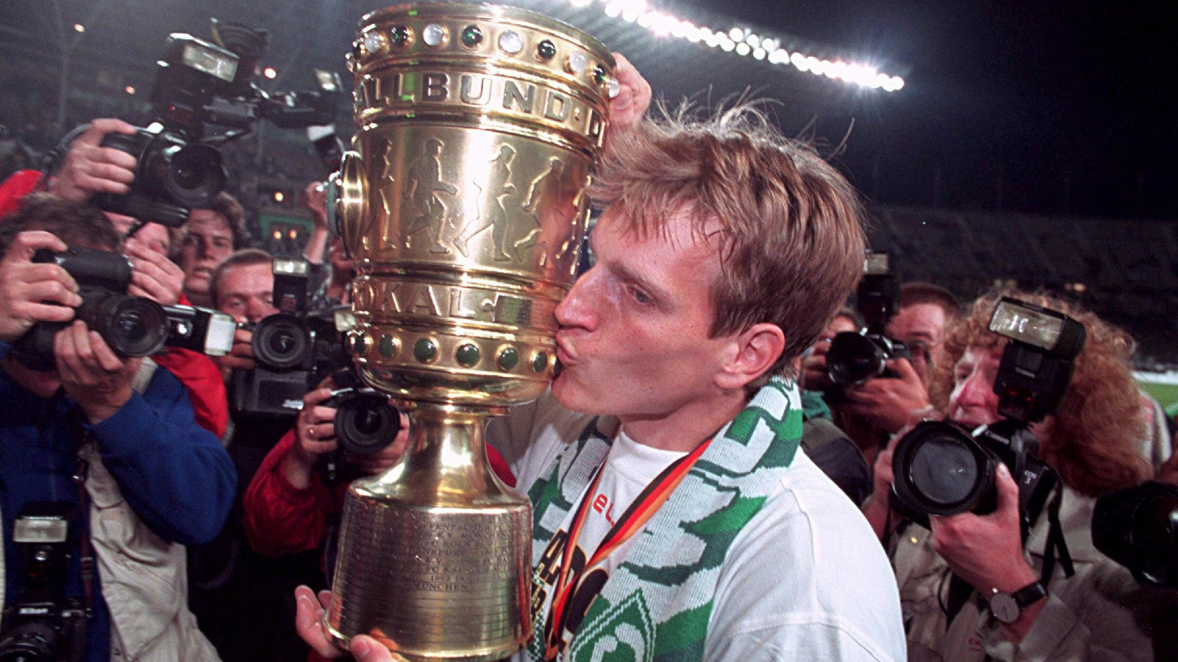 Bildnummer: 00126483  Datum: 12.06.1999  Copyright: imago/Camera 4 Andreas Herzog (Werder) küßt innig den Pokal, umringt von Fotografen; Pokalendspiel, Sieg, Sieger, Triumph, Pokalsieger, Trophäe, Cup, Pott, Sportfotografen DFB-Pokalfinale 1999, Pokal-Finale, Endspiel, SV Werder Bremen Berlin Olympiastadion Glück, Freude, Fußball Herren Mannschaft Deutschland Einzelbild optimistisch Randmotiv Personen Objekte
