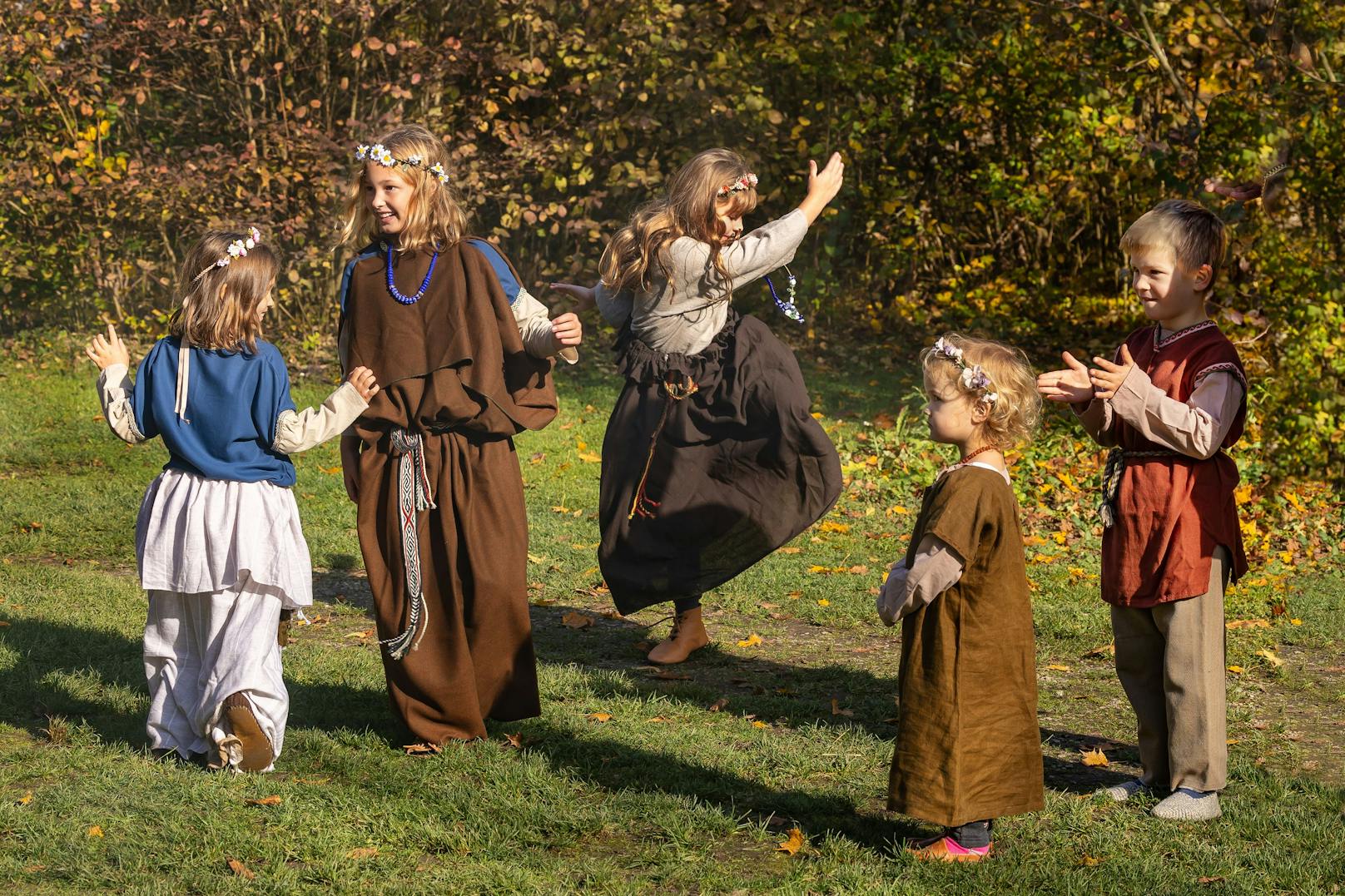 KELTEN Mitmachausstellung für Kinder im MAMUZ Museum Mistelbach: Kinder in keltischen Gewändern.