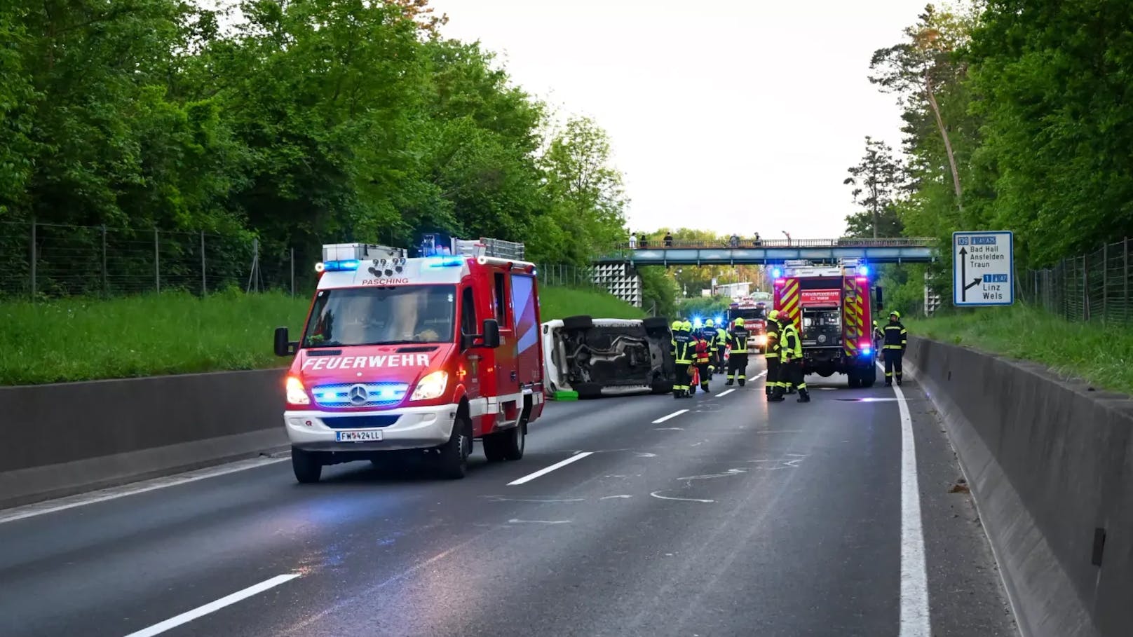 Am Sonntag, 5. Mai, ereignete sich gegen 19:30 Uhr ein Verkehrsunfall auf der B139 im Gemeindegebiet von Pasching, dessen Ursache noch unbekannt ist. Ein Fahrzeug kam dabei von der Straße ab und überschlug sich. Eine Person wurde dabei verletzt und musste vom Rettungsdienst versorgt werden.