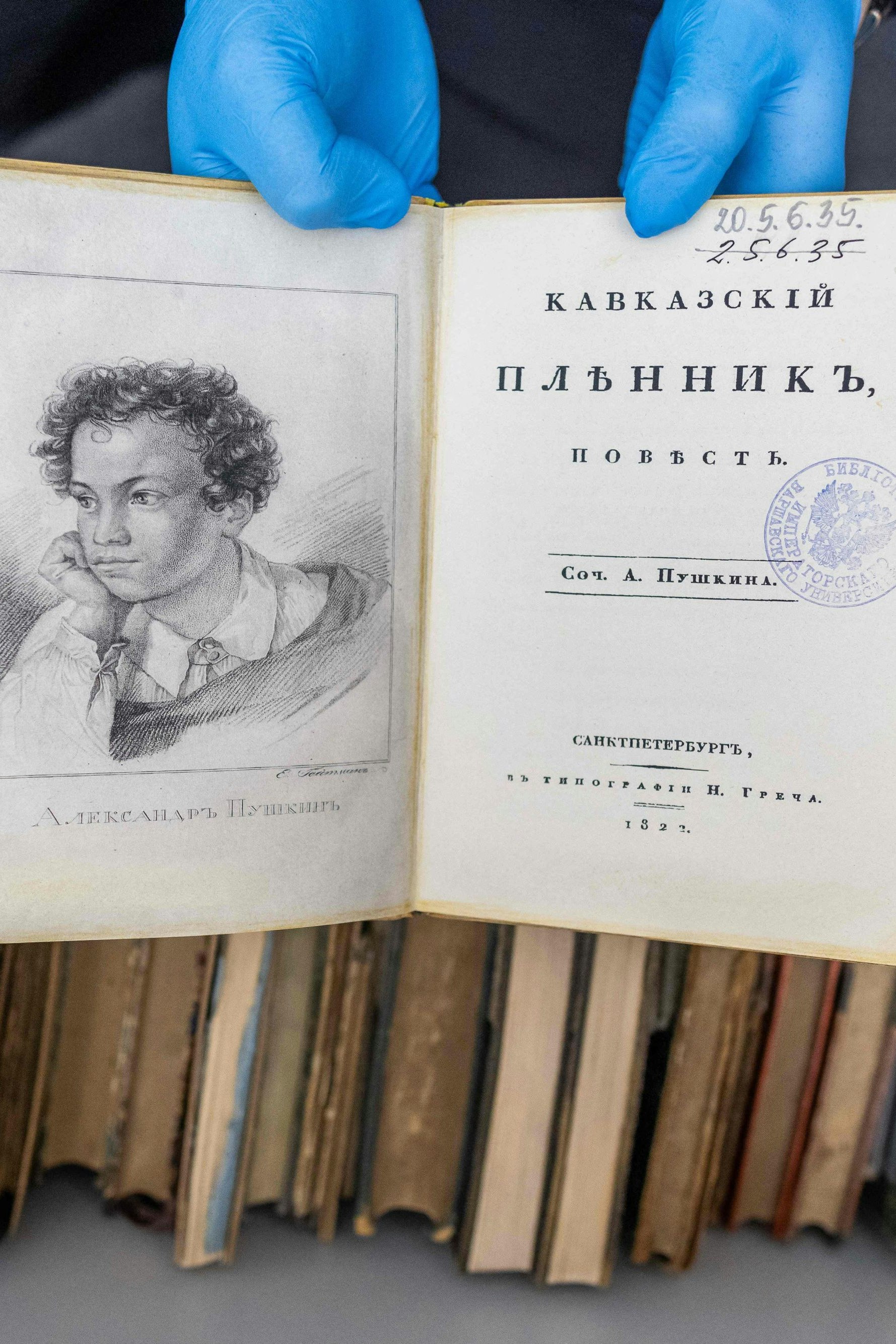Fälschung der gestohlenen Erstausgabe von "Gefangen im Kaukasus" von Alexander Puschkin (auf der linken Seite ein Originalporträt des Autors) aus dem Jahr 1822 in der  Universitätsbibliothek in Warschau. Insgesamt wurden aus der Bibliothek in der polnischen Hauptstadt 78 Bücher mit einem Gesamtwert von mehr als einer Million Euro gestohlen