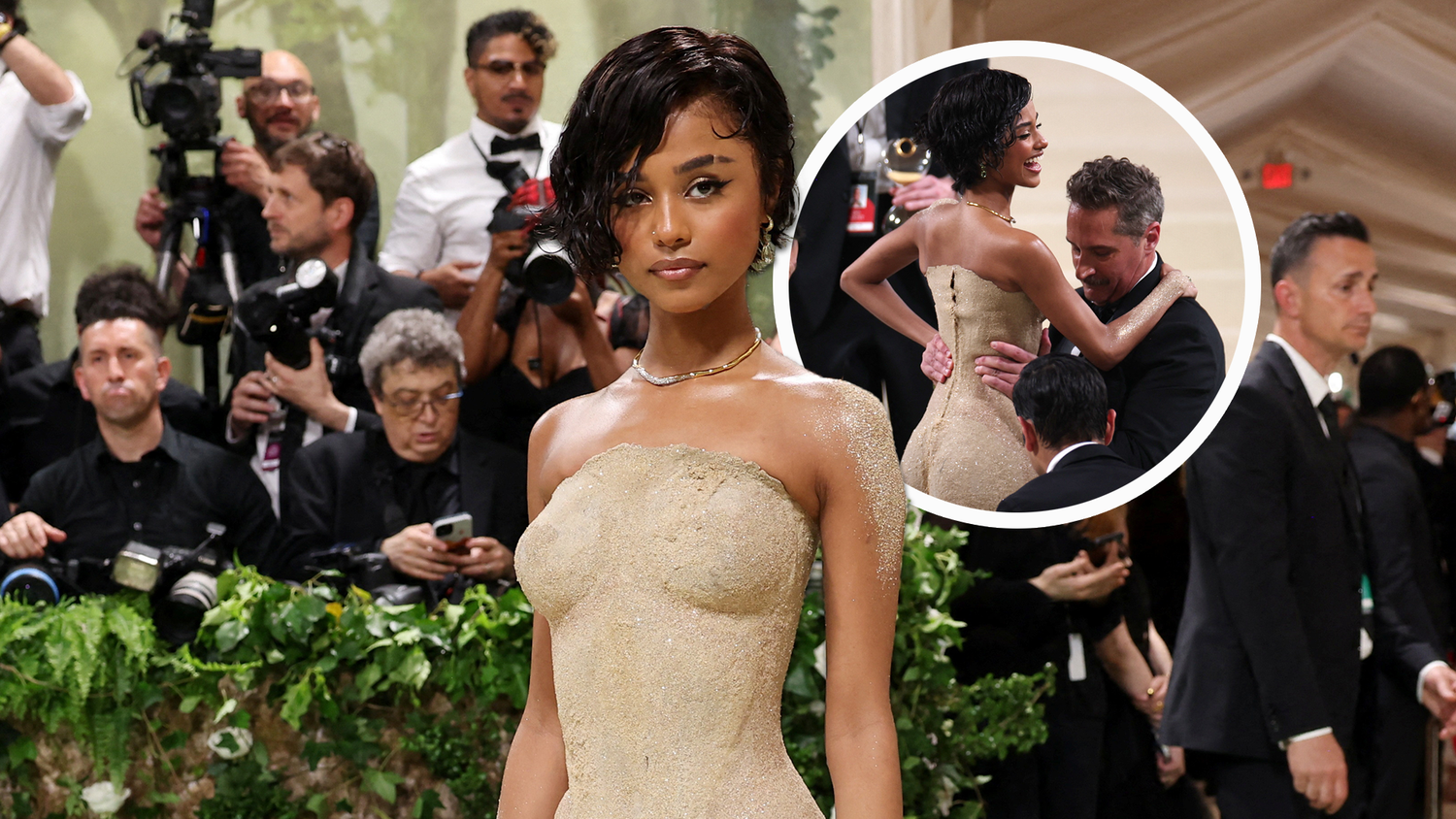 Vier Assistenten sorgten dafür, dass Tyla in ihrem Kleid unbeschadet die Treppe hochkommt.