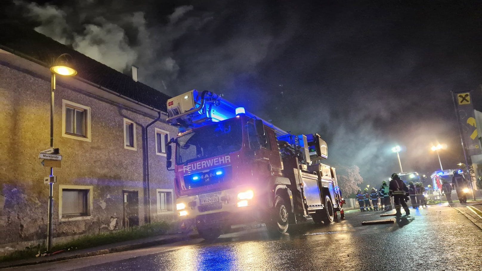 In Feldkirchen (Bez. Urfahr-Umgebung) brannte kürzlich ein Holzstadel mitten im Ortszentrum.