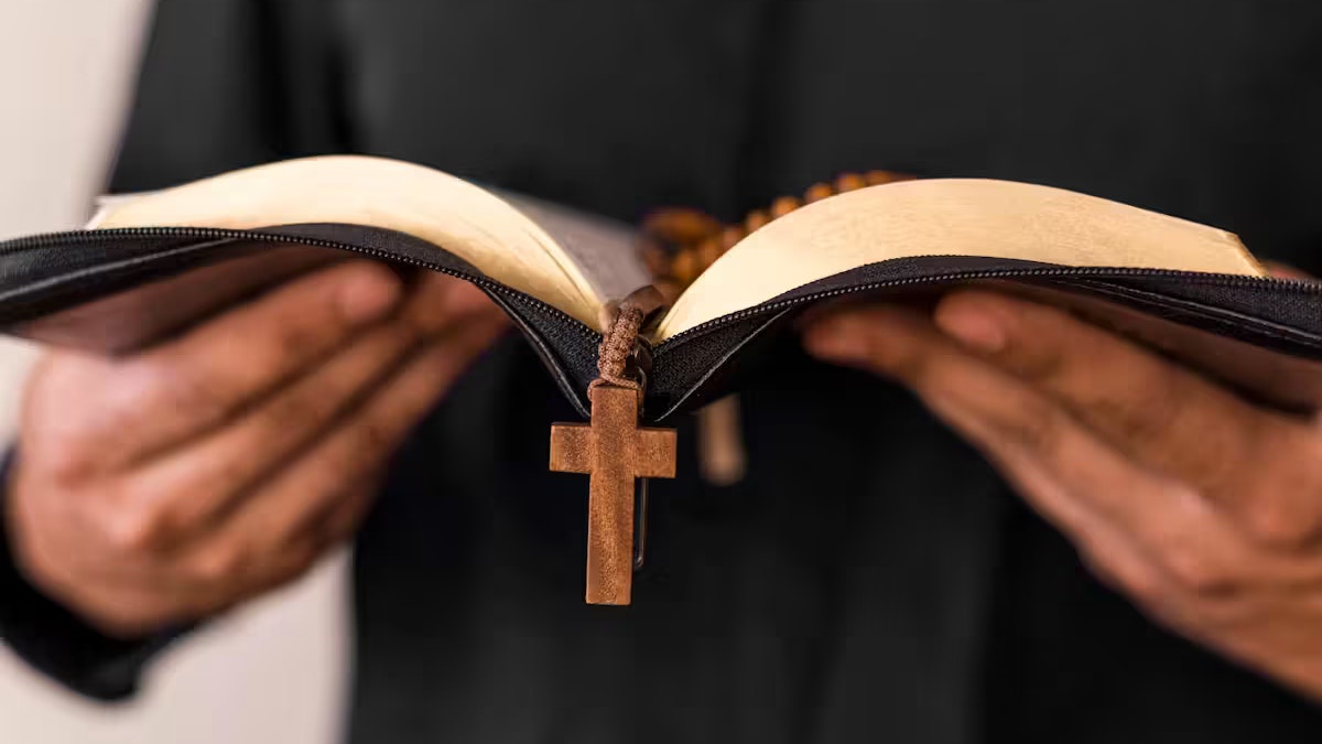 Der 51-jährige Priester wurde letzte Woche wegen Diebstahls angeklagt und festgenommen. 