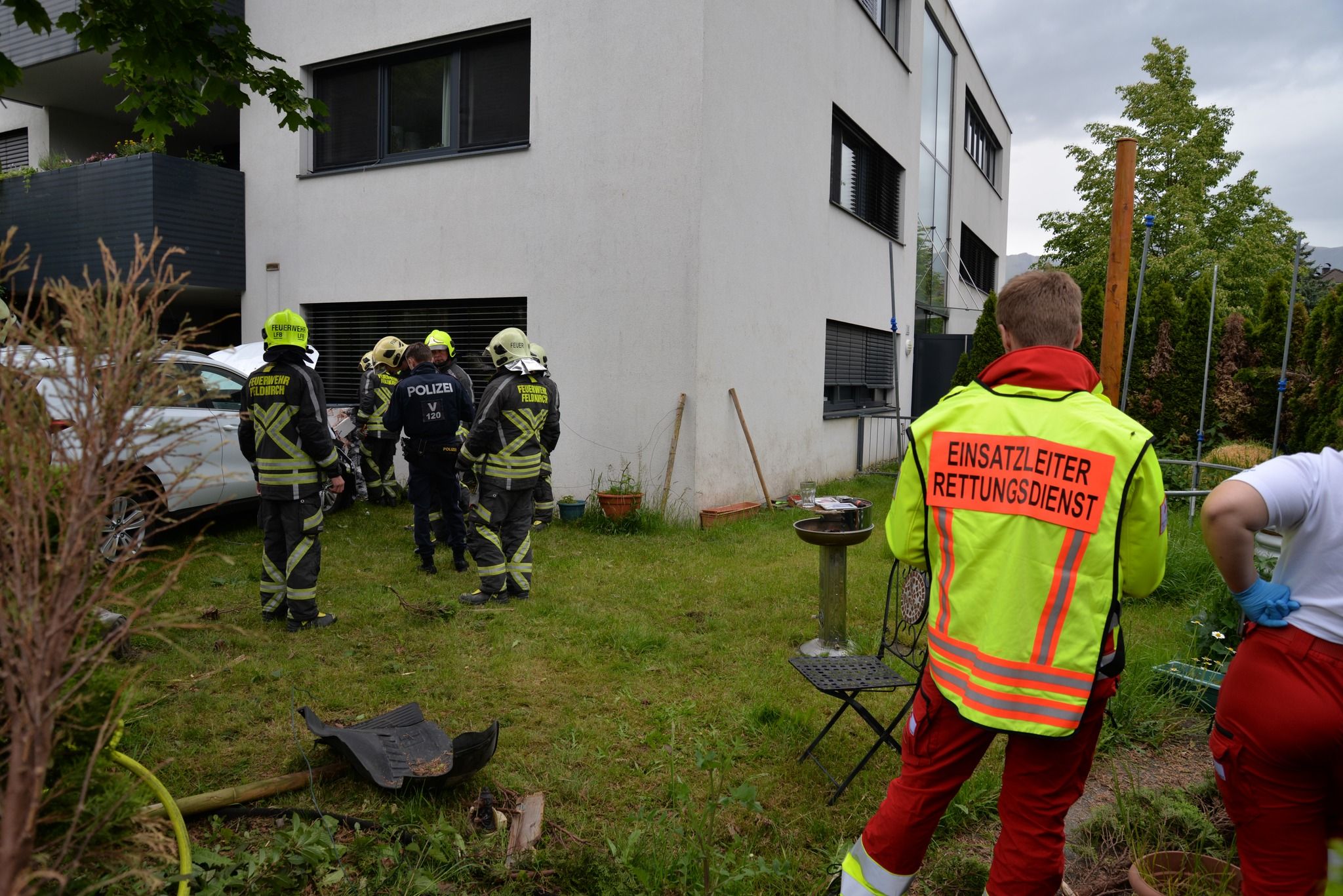 Der Pkw-Lenker donnerte gegen die Wand eines Wohnhauses.