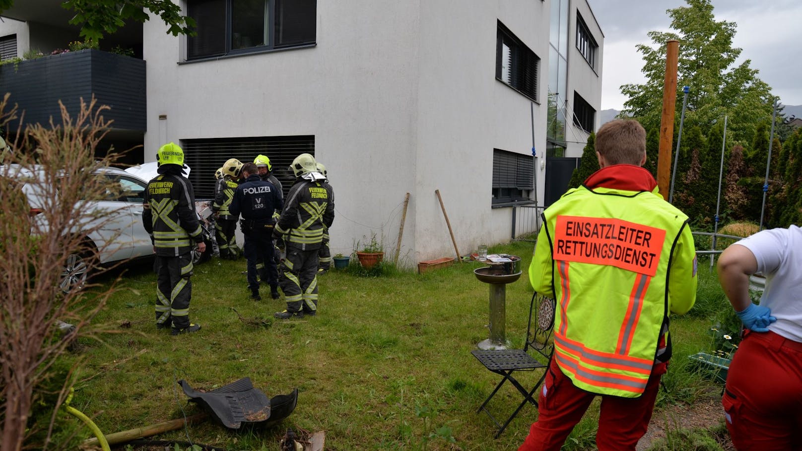 Lenker kracht in Haus – er hätte nicht fahren dürfen