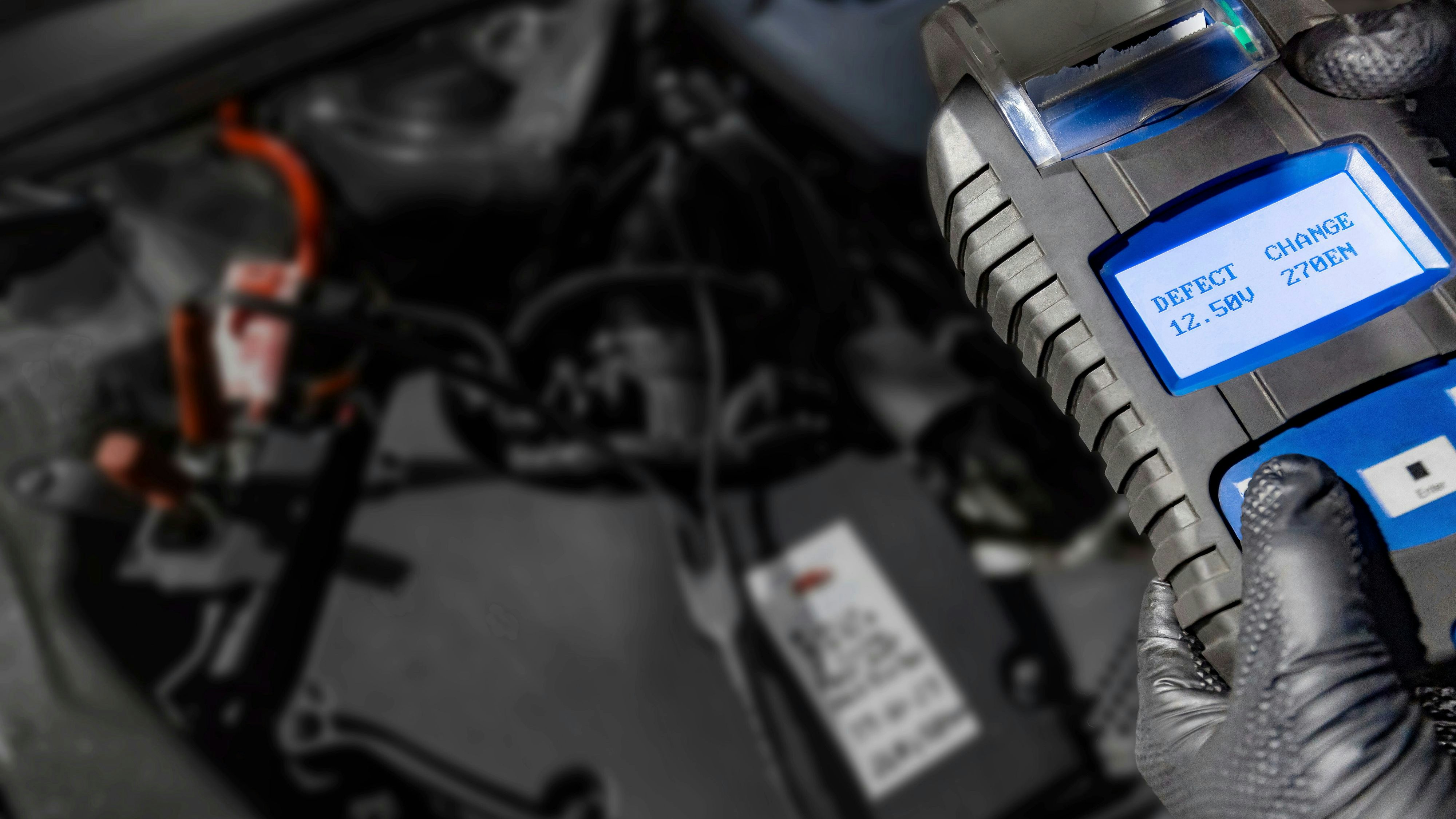 Download von www.picturedesk.com am 07.05.2024 (10:29).  Explore automotive diagnostics as a mechanic holds a battery tester under the hood, displaying Defect and Change on the screen above the car battery, indicating the need for replacement. Ensure optimal vehicle performance with timely battery maintenance. - 20240222_PD26567 - Rechteinfo: Rights Managed (RM)