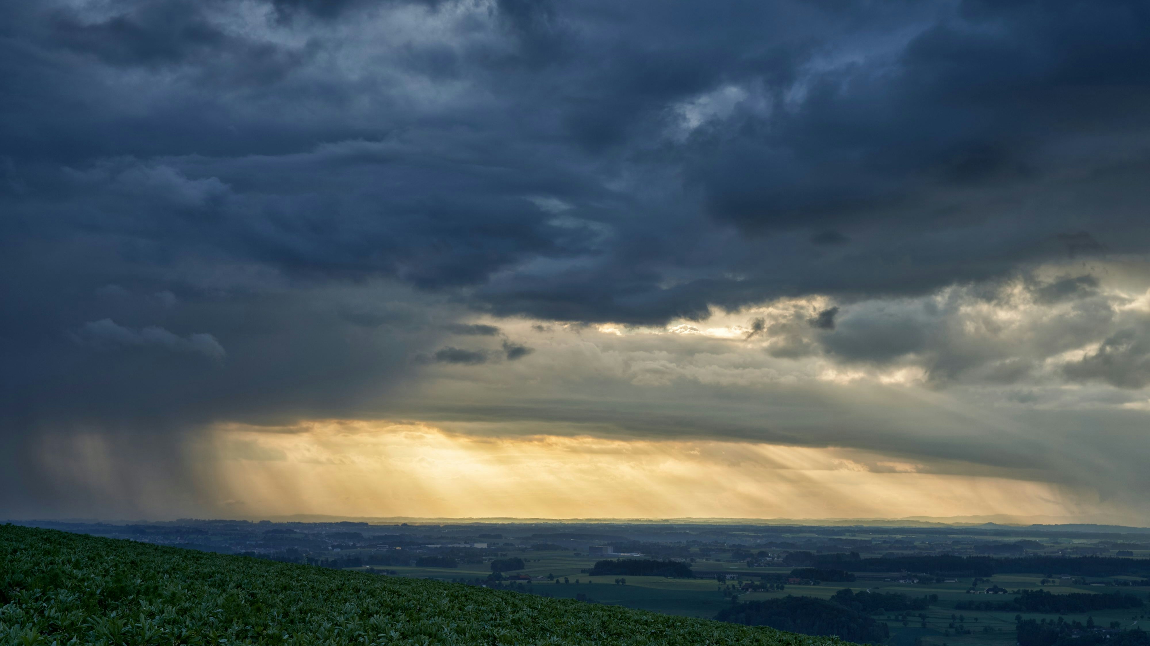 Heute.at - Heftige Gewitter-Walze steuert direkt auf Österreich zu