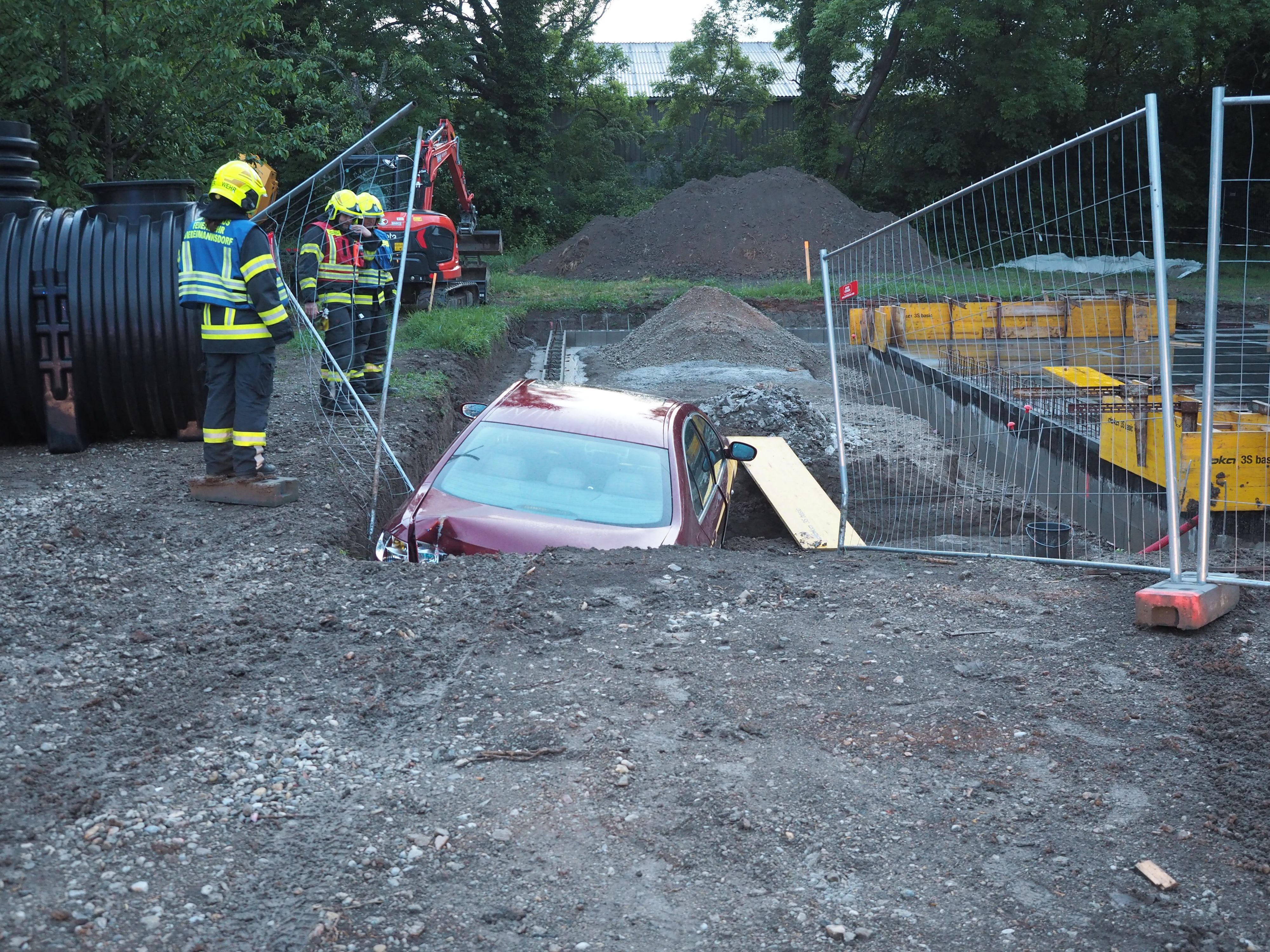 Ein Pkw stürzte in Biedermannsdorf in eine Baugrube. Die Feuerwehr kam zu Hilfe