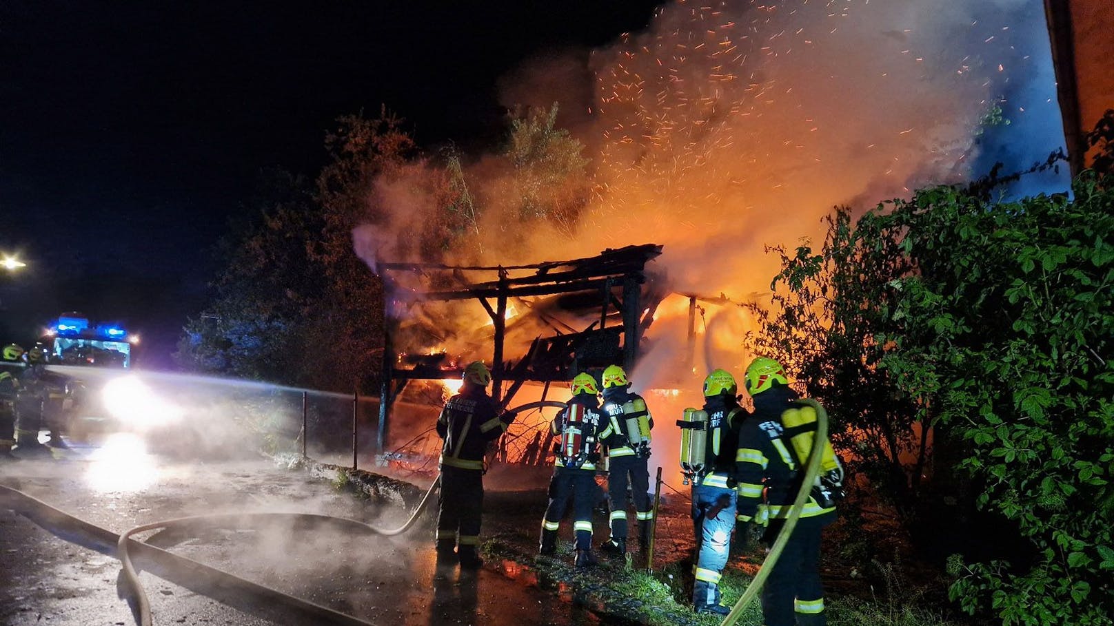 Das Gebäude stand beim Eintreffen der Einsatzkräfte bereits in Vollbrand.