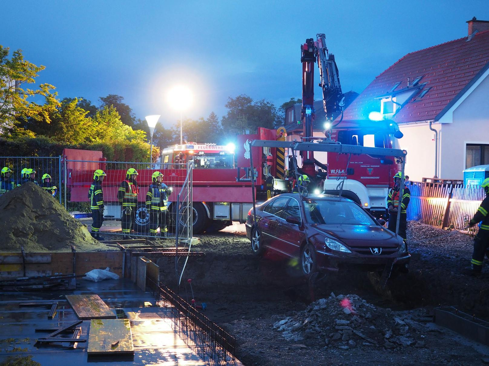 Das Auto landete in einer Baugrube und musste von der Feuerwehr geborgen werden