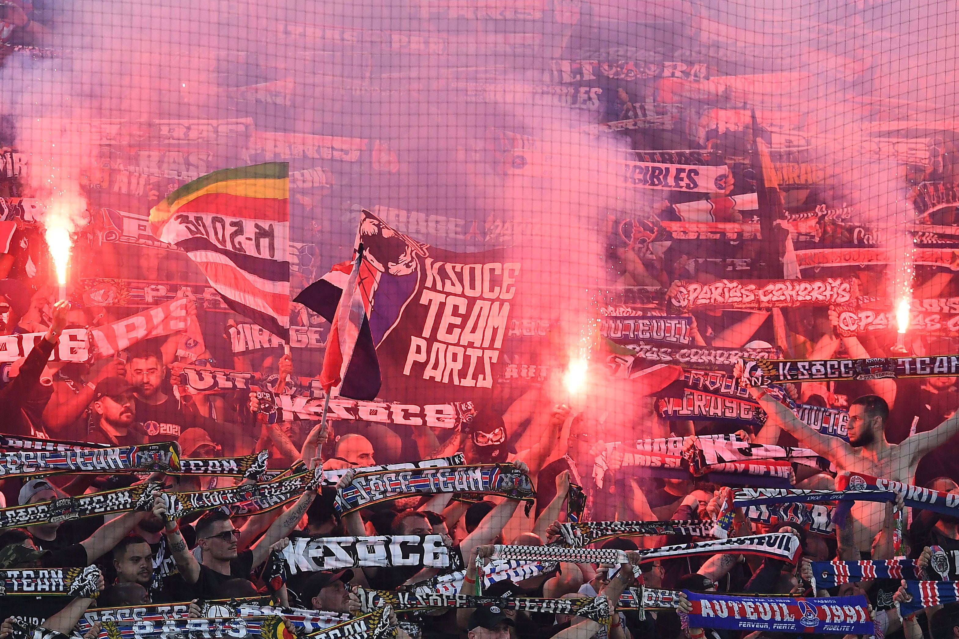 Die Fans von Paris Saint-Germain wollen ihre Mannschaft ins Finale tragen.