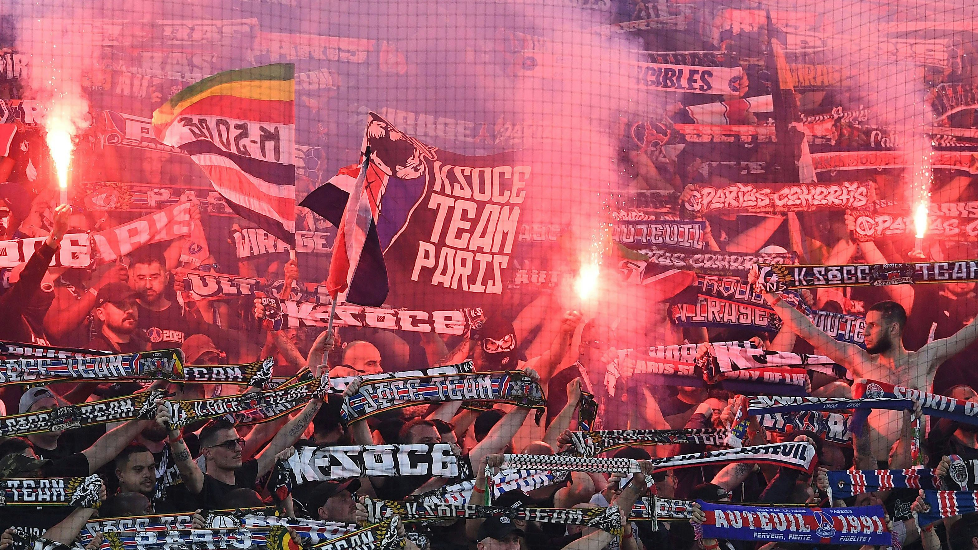 Die Fans von Paris Saint-Germain wollen ihre Mannschaft ins Finale tragen.