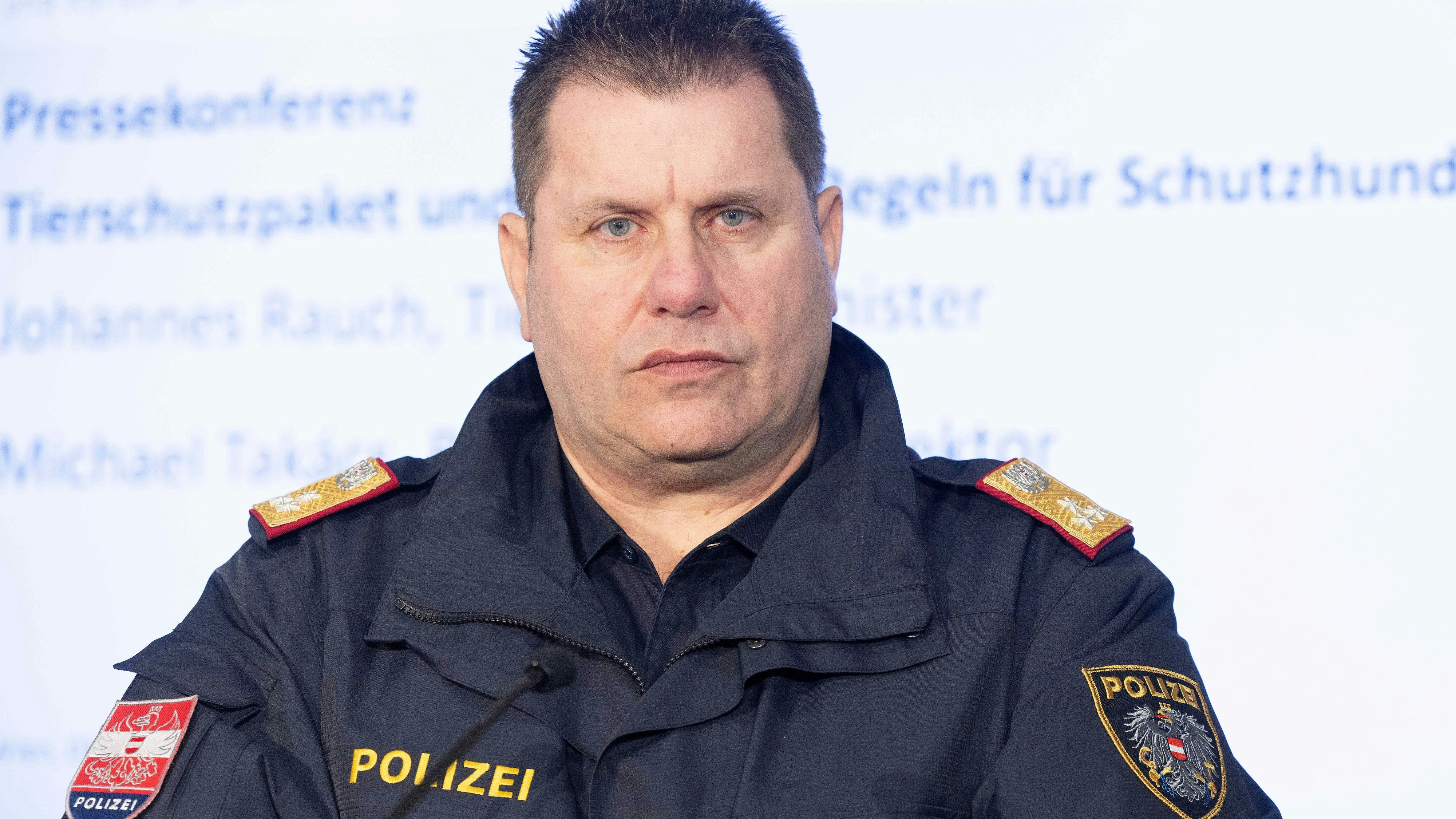 Bundespolizeidirektor Michael Takacs reagiert: Die Organisation und Führung der Bundespolizei ist gemäß Verfassung Bundessache.