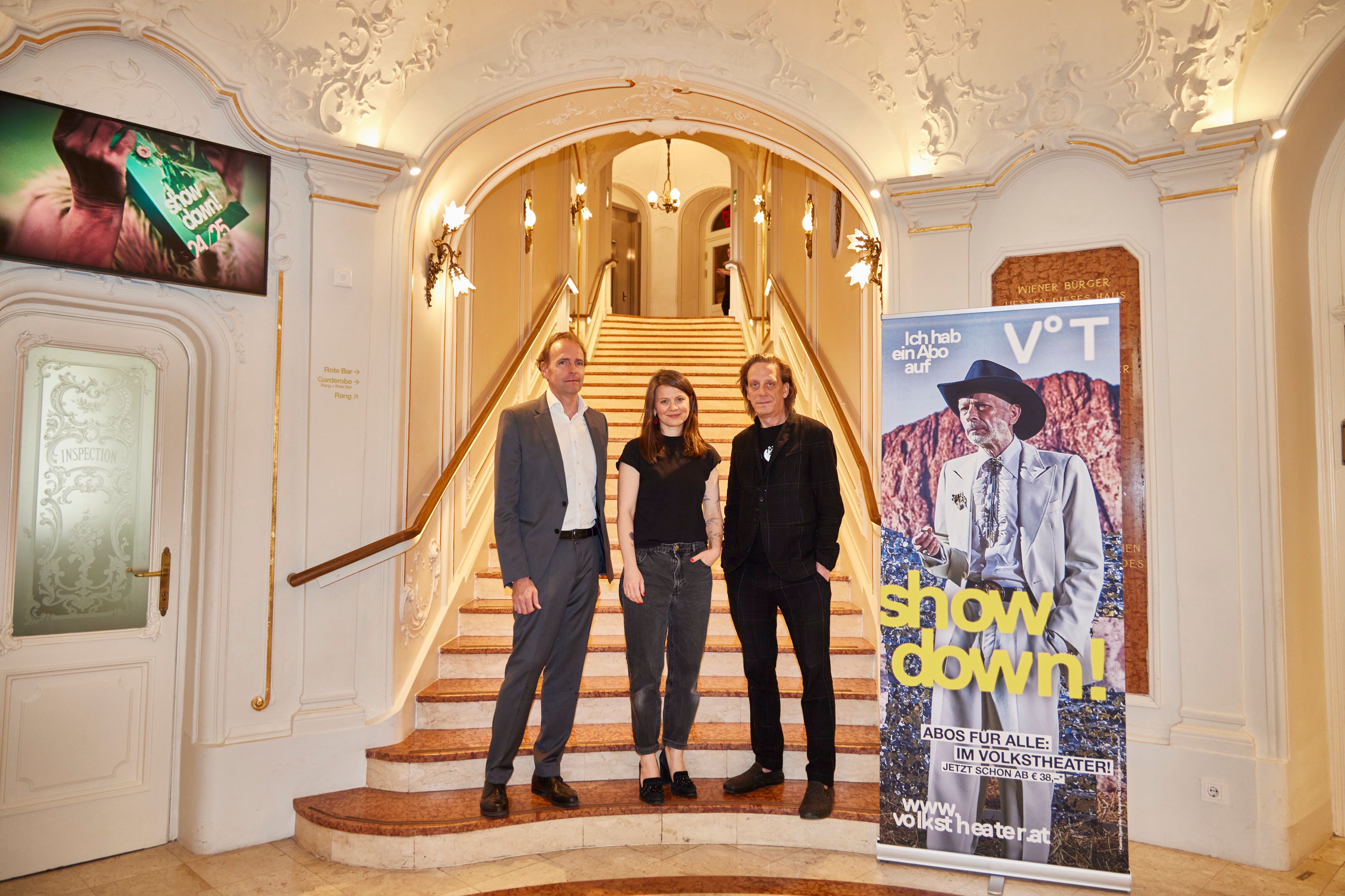 Kay Voges (r.) ist noch eine Periode als Direktor der Volkstheaters tätig.