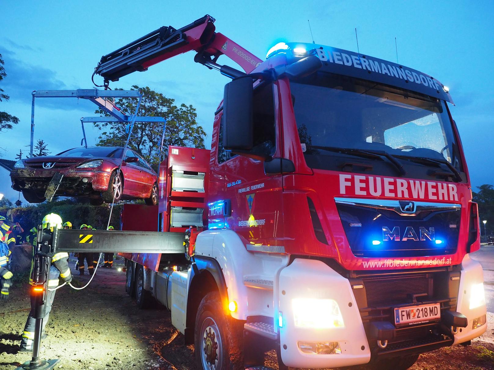 Mithilfe eines Kranfahrzeuges konnte die Feuerwehr das Auto aus dem schlammigen Erdreich holen