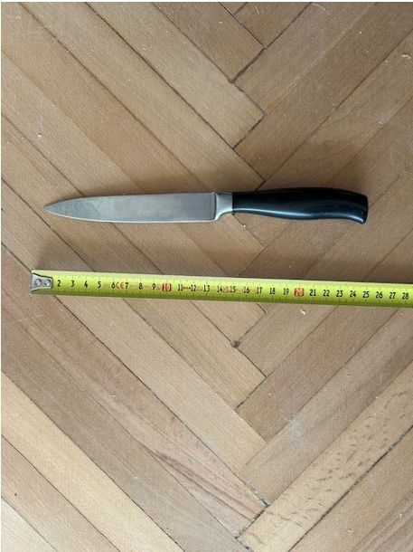 Der Angreifer war während der Tat sturzbetrunken. Das Messer wurde durch Beamte der LPD Wien sichergestellt. 