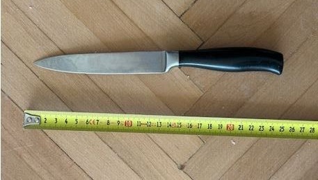 Der Angreifer war während der Tat sturzbetrunken. Das Messer wurde durch Beamte der LPD Wien sichergestellt. 