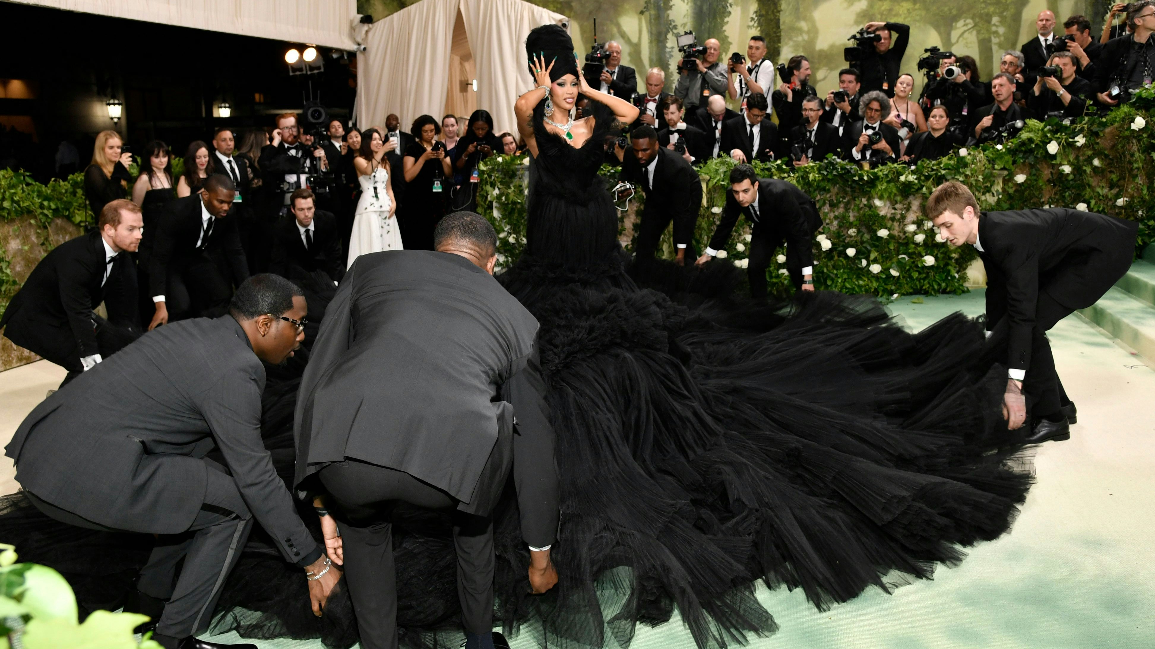 Download von www.picturedesk.com am 07.05.2024 (07:18).  Cardi B attends The Metropolitan Museum of Art's Costume Institute benefit gala celebrating the opening of the "Sleeping Beauties: Reawakening Fashion" exhibition on Monday, May 6, 2024, in New York. (Photo by Evan Agostini/Invision/AP) - 20240507_PD0578 - Rechteinfo: Rights Managed (RM)