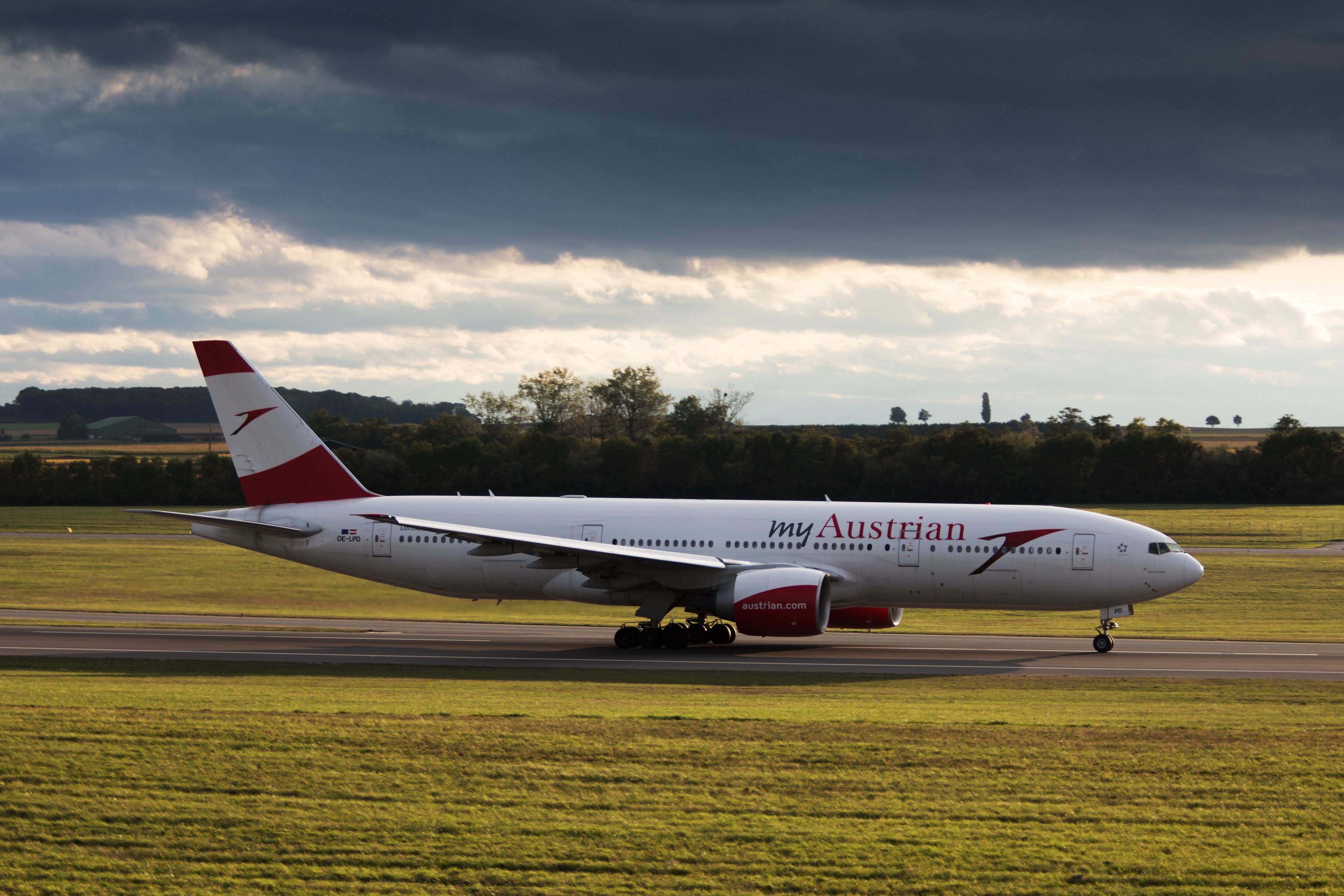 Eine Boeing 777-200 der Austrian Airlines (AUA) am Flughafen Wien-Schwechat. Eine solche war in den Vorfall involviert.