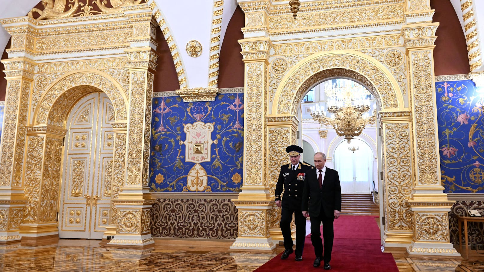 Wladimir Putin mit dem Leiter des Sicherheitsdienstes, Alexej Rubezhno, nach seiner Amtseinführung im Kreml.