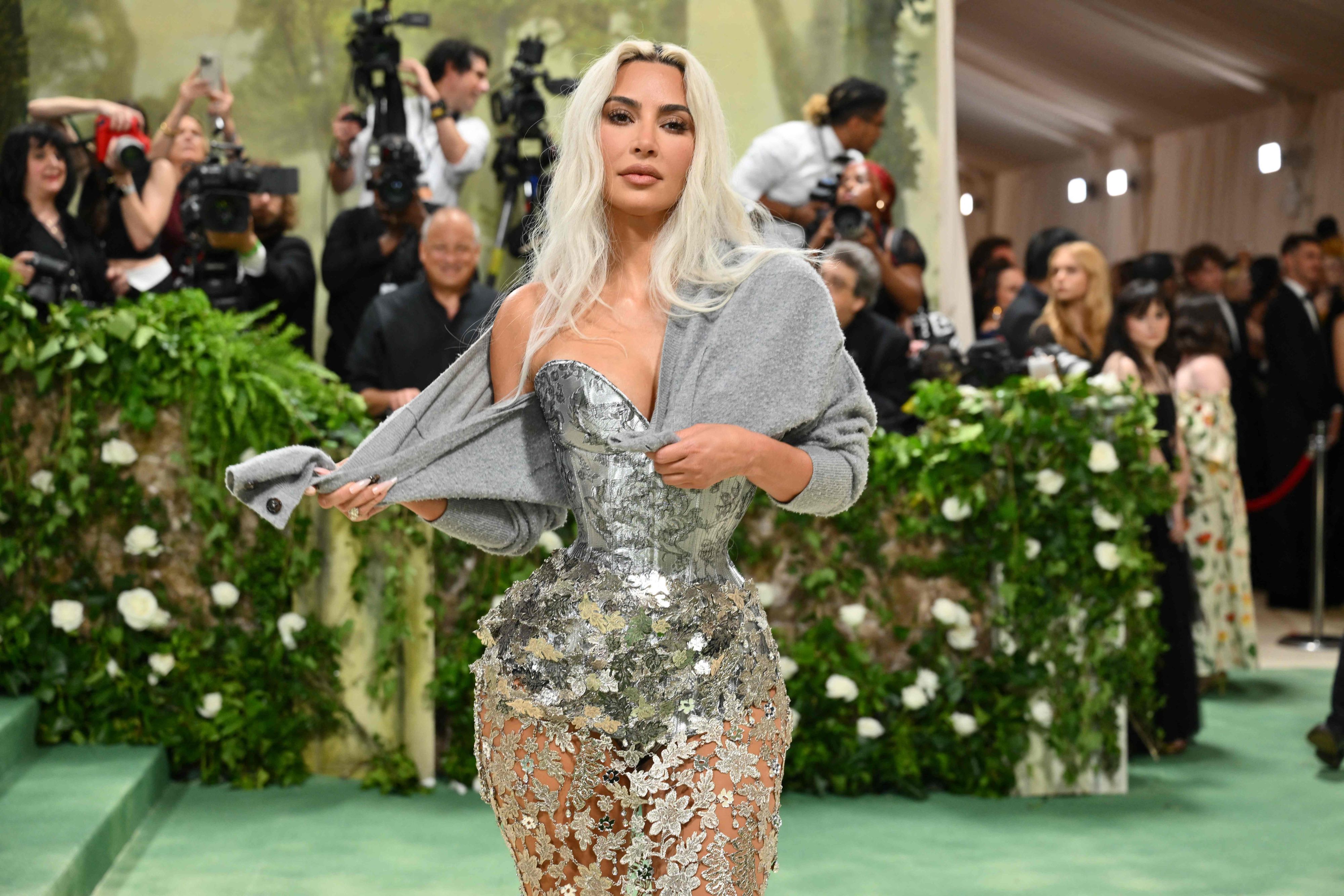 Kim Kardashians Taille zog an der Met Gala in New York alle Blicke auf sich.