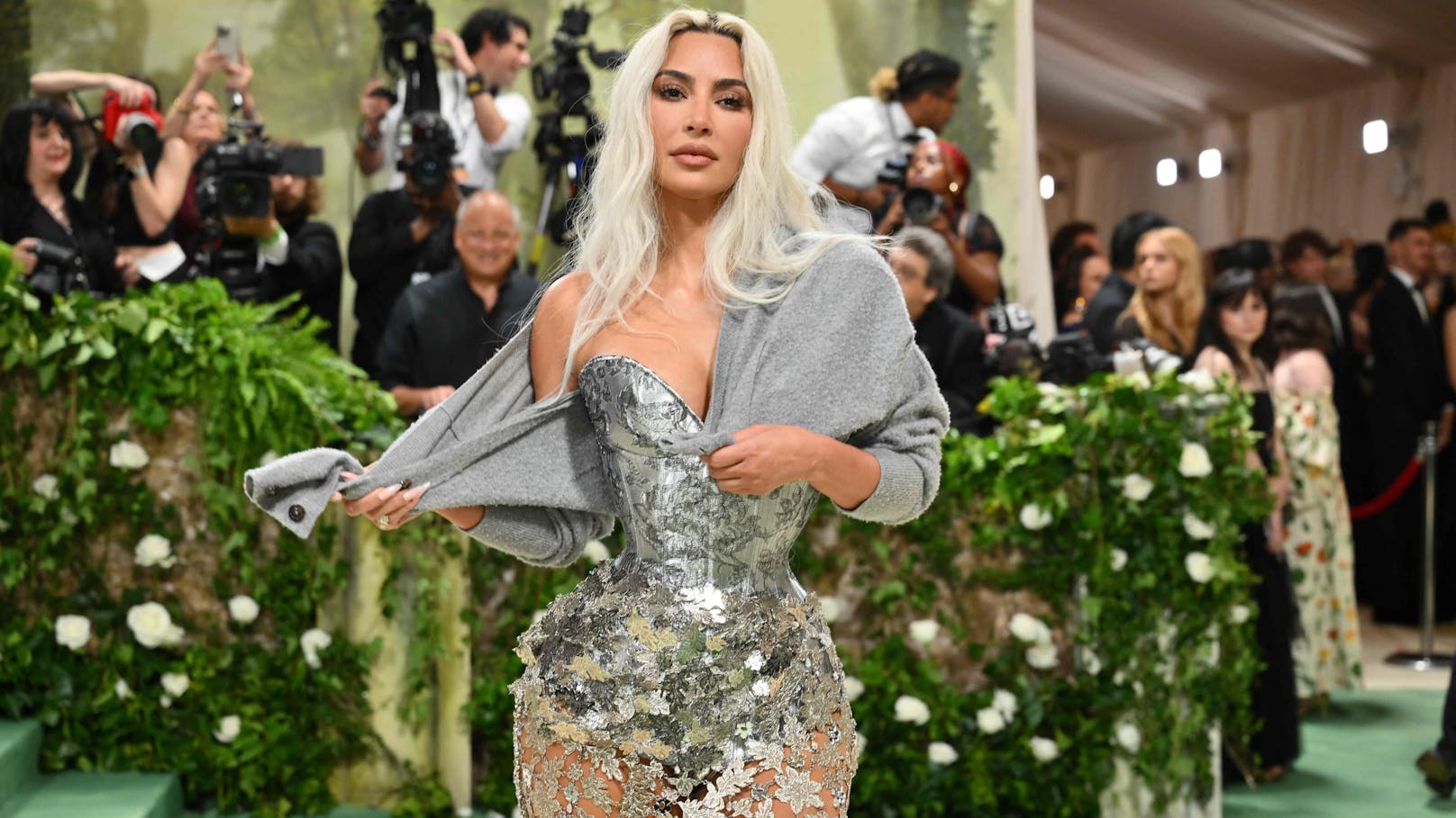 Kim Kardashians Wespentaille schockiert bei Met Gala