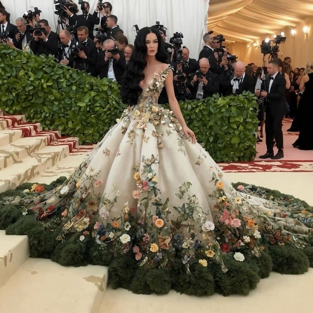 Beim genaueren Hinsehen fällt auf, dass es sich hierbei um kein echtes Bild von Katy Perry auf der Met-Gala 2024 handelt.