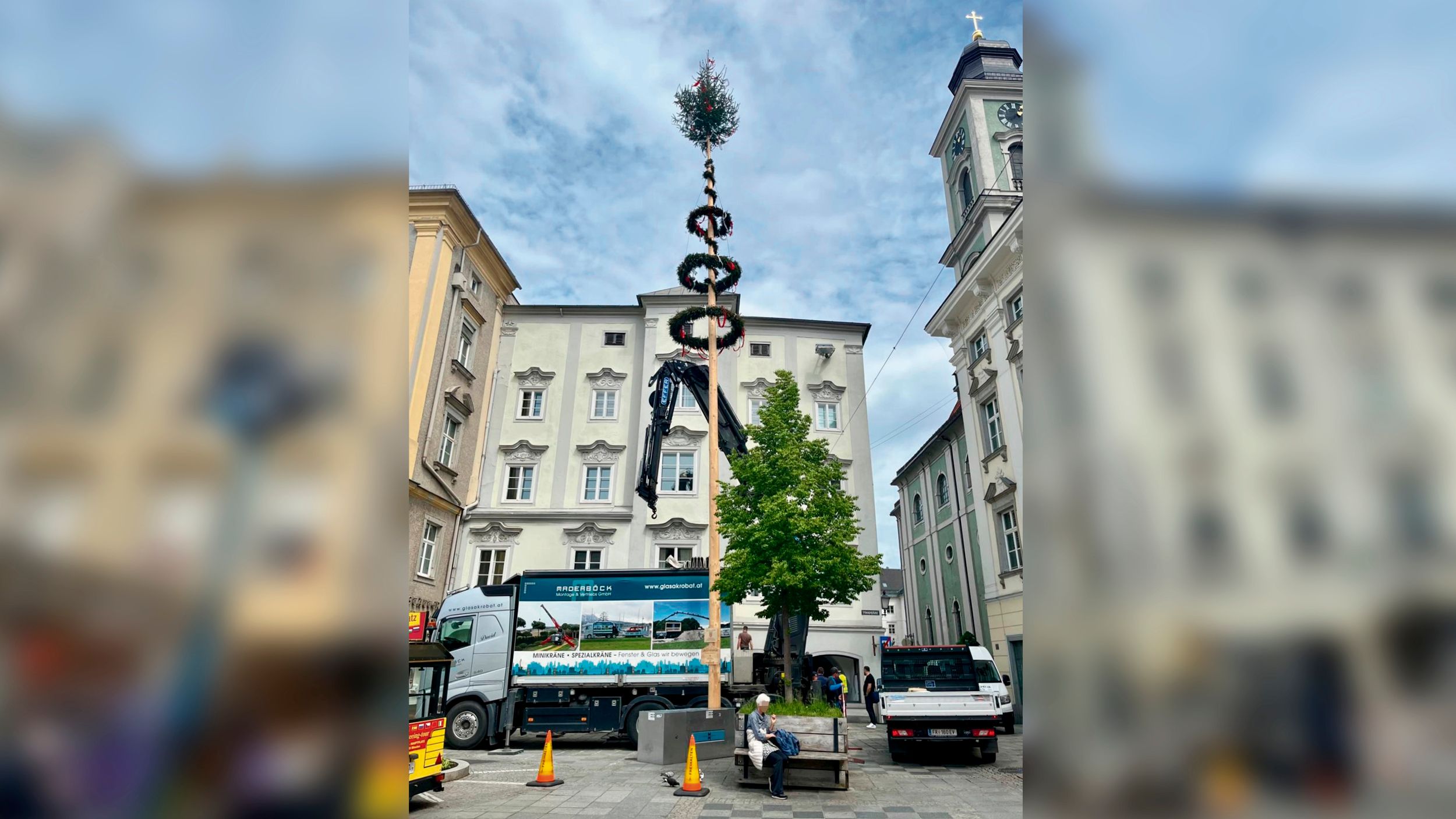 Mit einem Kran wurde der Maibaum am Linzer Hauptplatz geradegerückt.