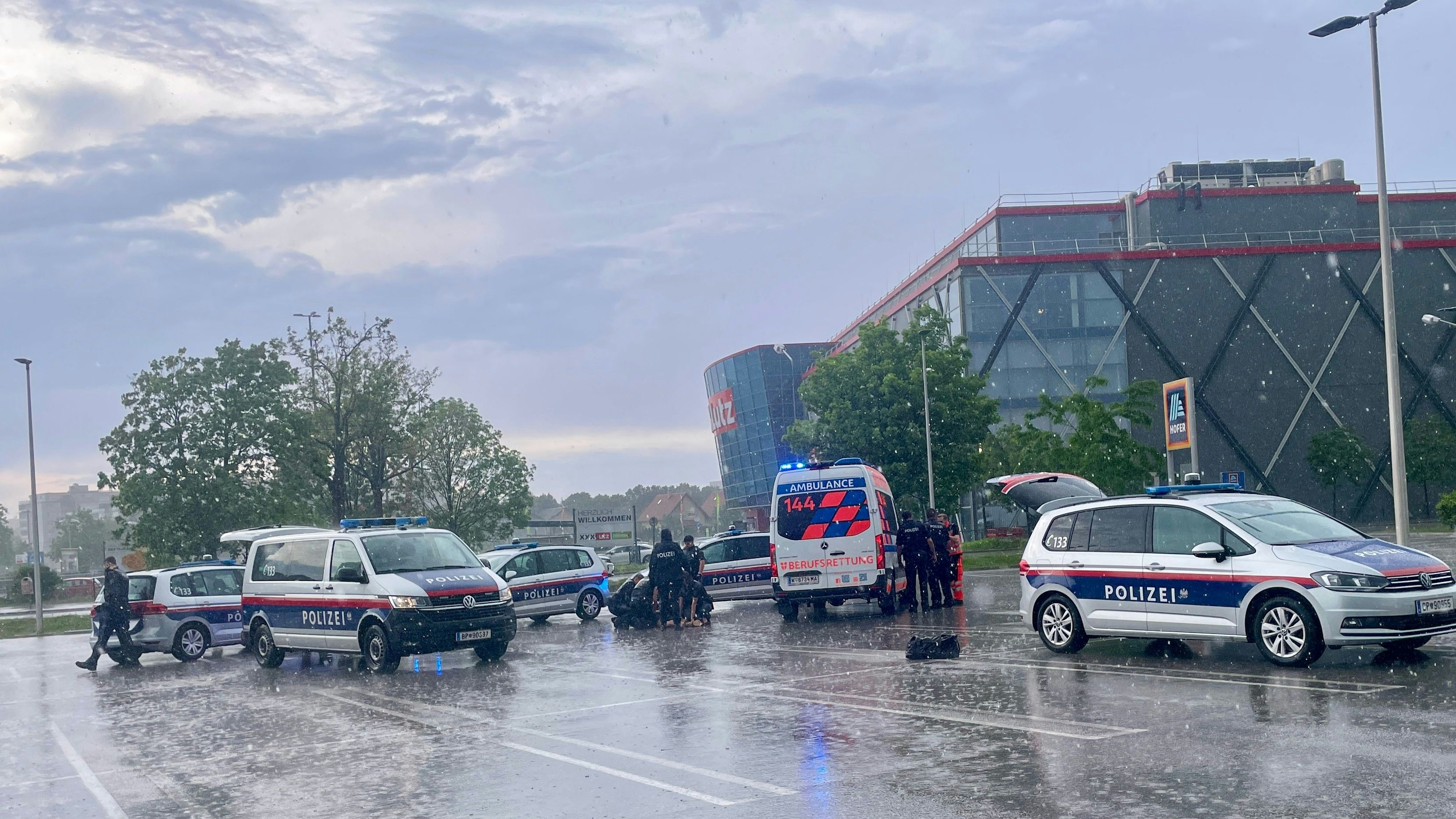 Bei einem Hofer in der Donaustadt kam es am Dienstag zu einem Polizei-Großeinsatz.