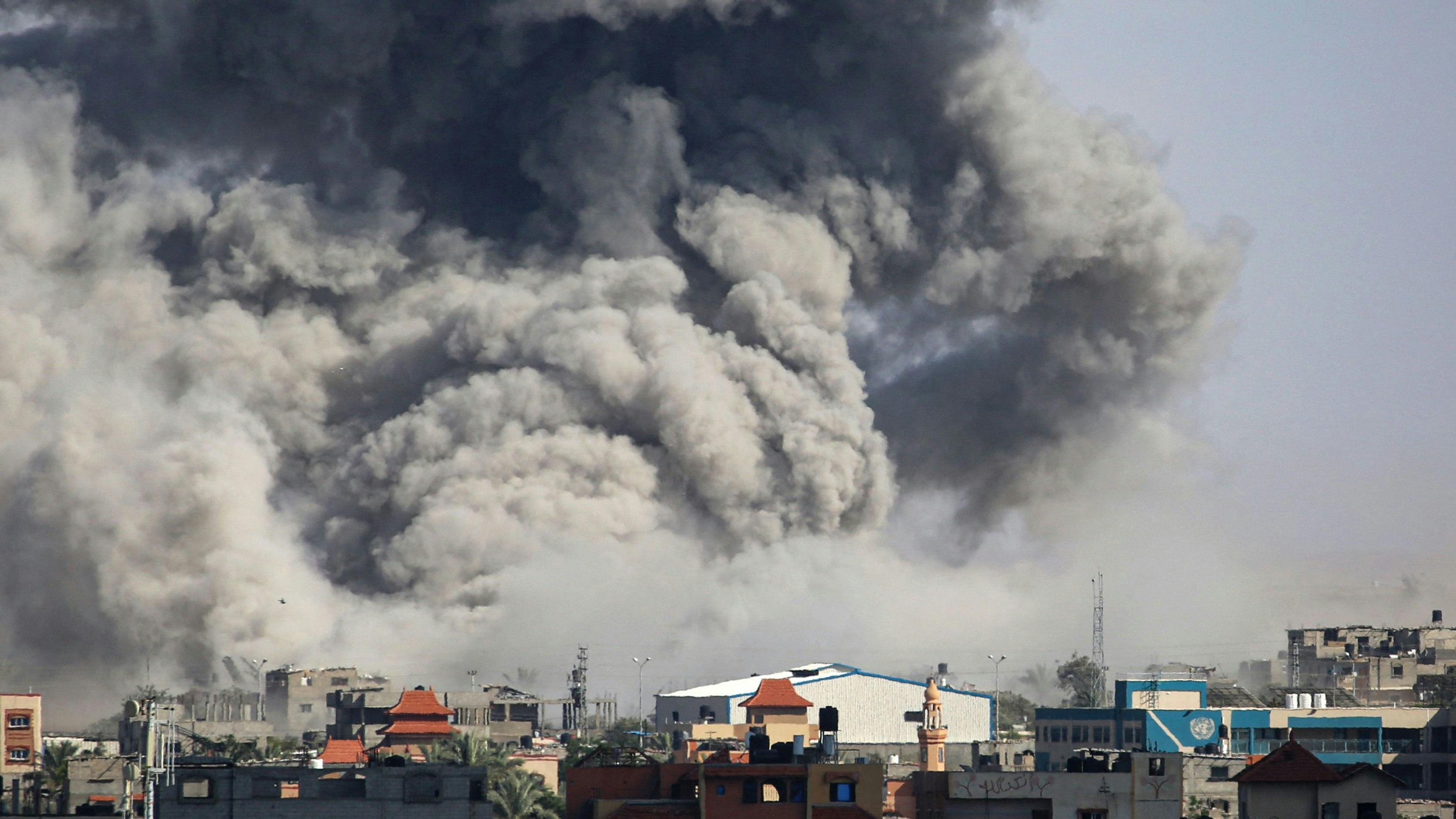 Download von www.picturedesk.com am 07.05.2024 (08:14).  TOPSHOT - Smoke billows after Israeli bombardment in Rafah, in the southern Gaza Strip on May 6, 2024, amid the ongoing conflict between Israel and the Palestinian militant group Hamas. (Photo by AFP) - 20240506_PD6798 - Rechteinfo: Rights Managed (RM) Nur für redaktionelle Nutzung! Werbliche Nutzung erfordert Freigabe: bitte schicken Sie uns eine Anfrage.