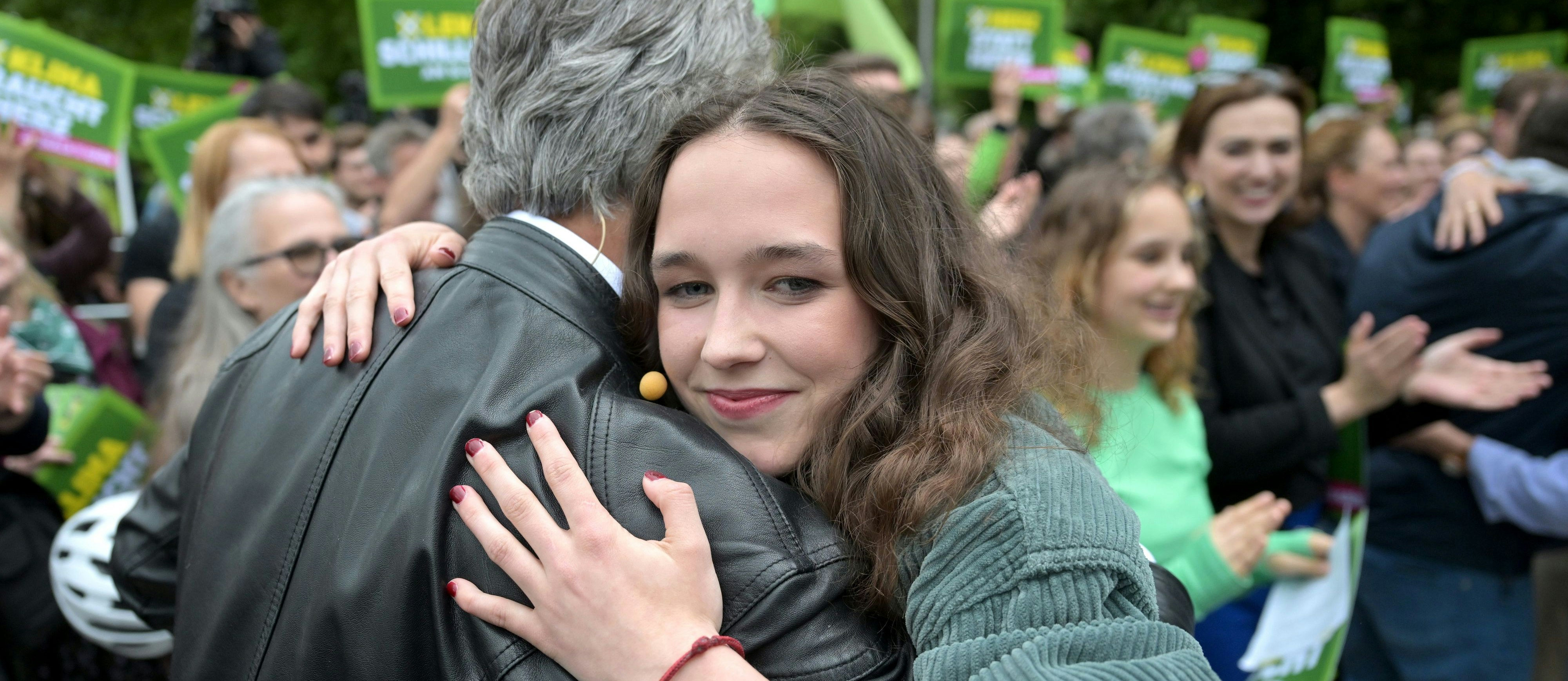 Da schien die Welt noch in Ordnung: Spitzenkandidatin Lena Schilling und Vizekanzler Werner Kogler (Grüne) am Karlsplatz