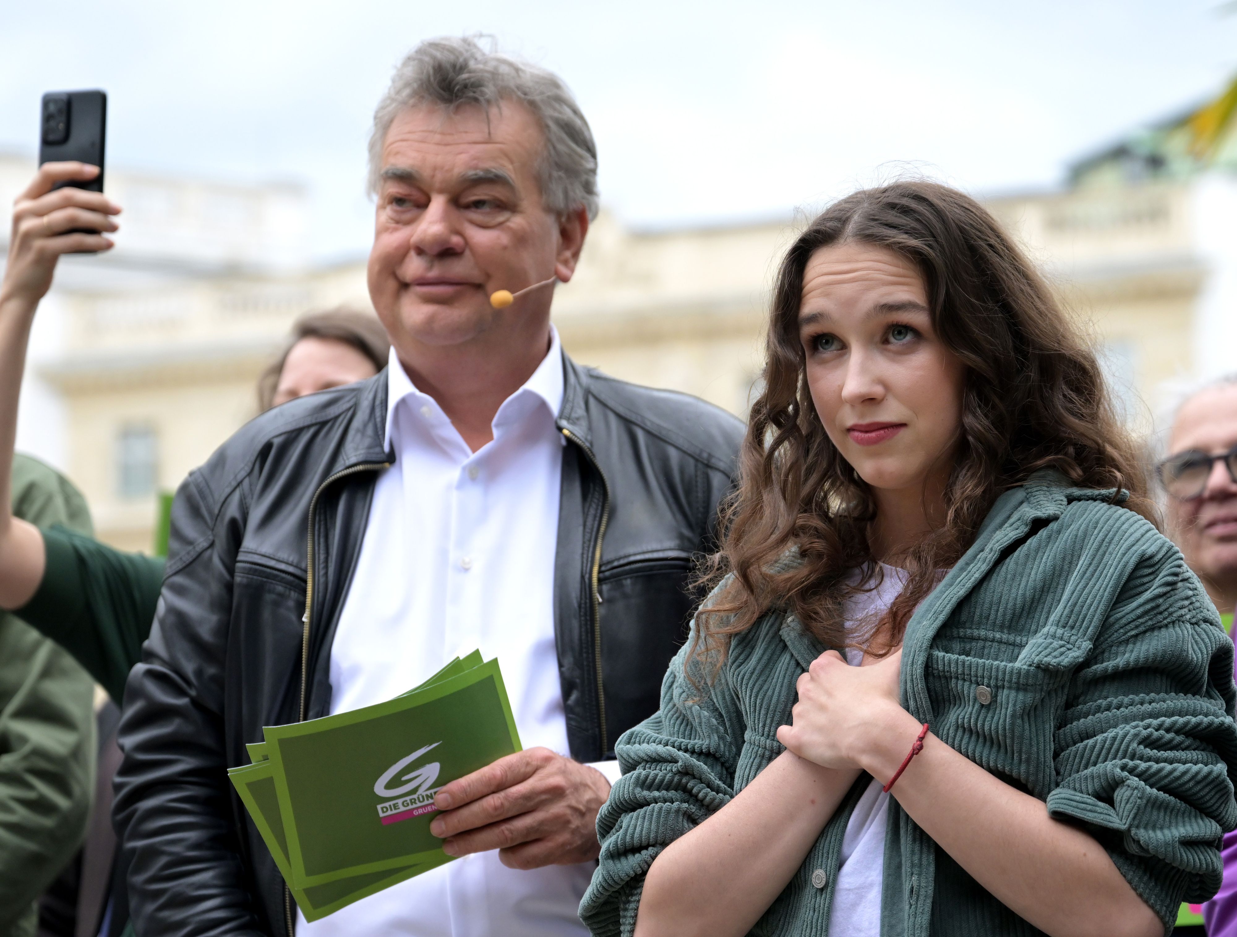 Spitzenkandidatin Lena Schilling und Vizekanzler Werner Kogler während des grünen EU-Wahlkampfauftaktes am 7. Mai 2024.