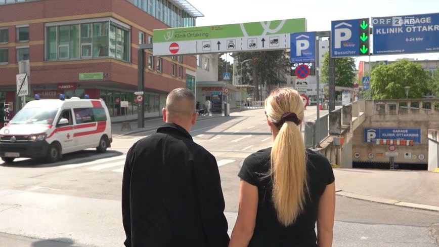 Manuel und Sanela A. sind entsetzt: Ihre Notrufe wurden abgewiesen, die sterbenskranke Mutter von den Computersystemen der Berufsrettung und der Hotline 1450 als Fall niedriger Priorität eingestuft.