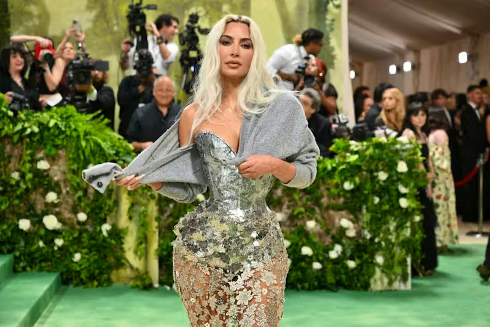 Kim Kardashians Taille zieht an der Met Gala in New York alle Blicke auf sich. (6. Mai 2024)
